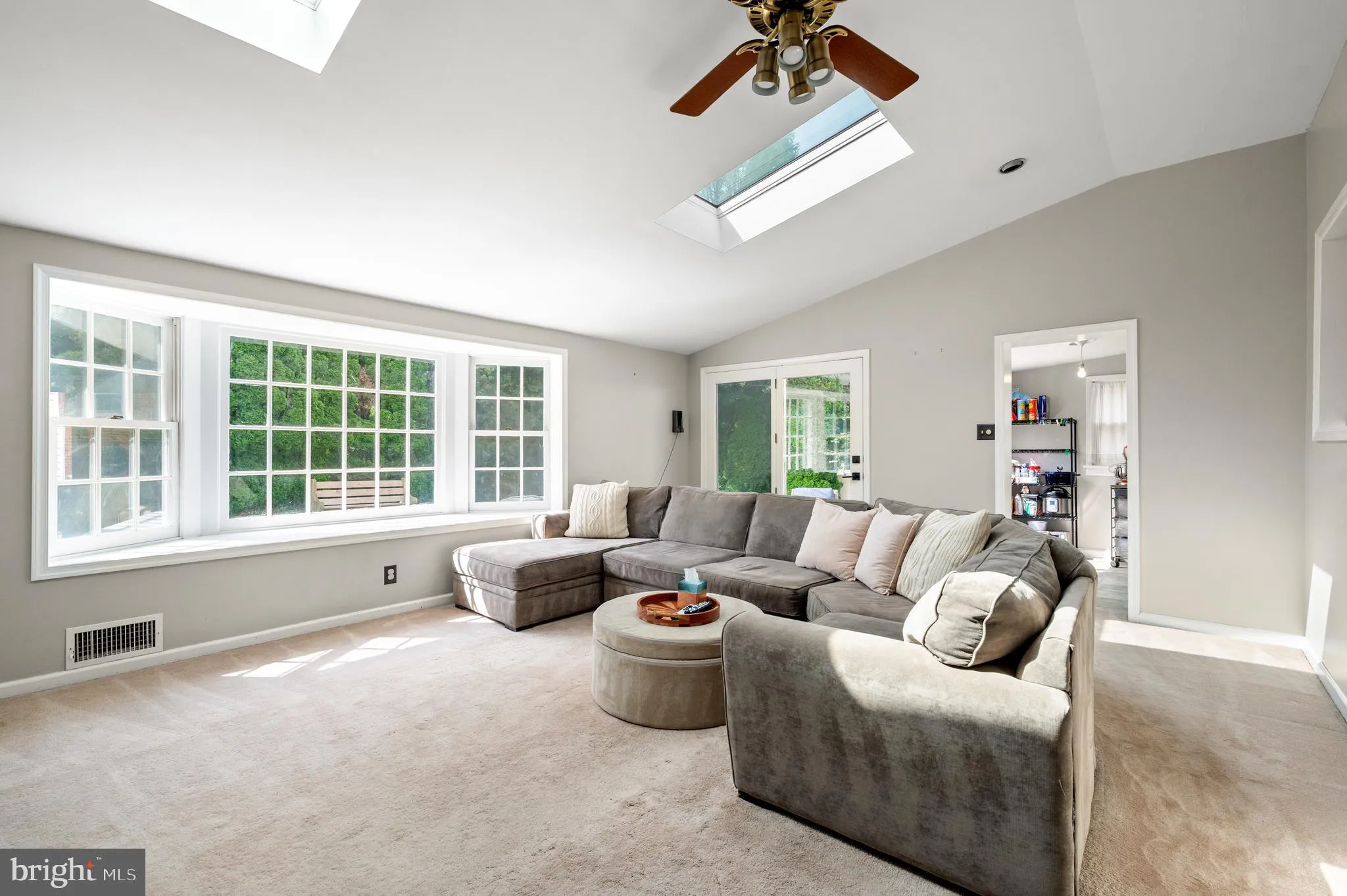 Drexel Hill, Pennsylvania 19026, United States, 4 Bedrooms Bedrooms, ,2 BathroomsBathrooms,Residential,Pending,188810