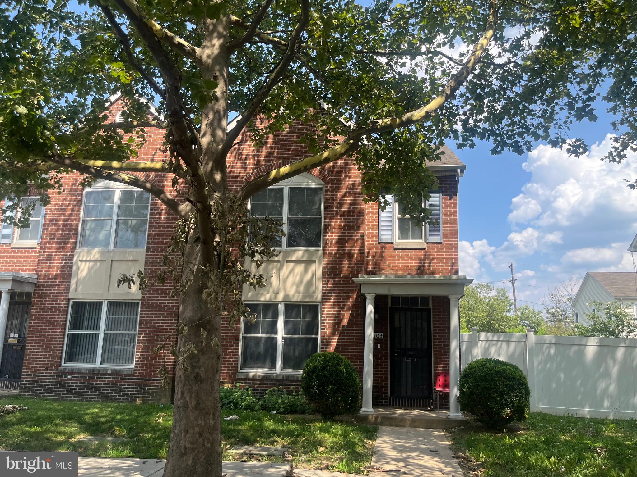 🚨Don't let this one get away‼️Will make a perfect Air BNB investment …This Charming - ALL Electric and updated home in the heart of Gray's Ferry. Huge gated yard listed above. Just 5 minutes from Lincoln Field & 6 minutes from PHL Airport & 3 minutes from downtown.
• NEW wireless Bluetooth Central Air
• Permit Park
• 2 car park (rear)
• 4 Bedroom 1.1 bathroom
• Water proof hard wood flooring
