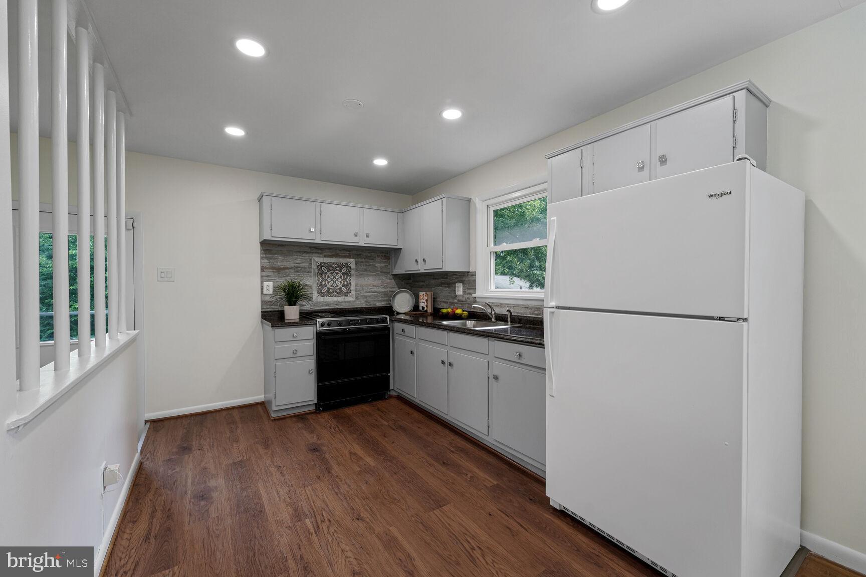 6121 SQUIRE LANE