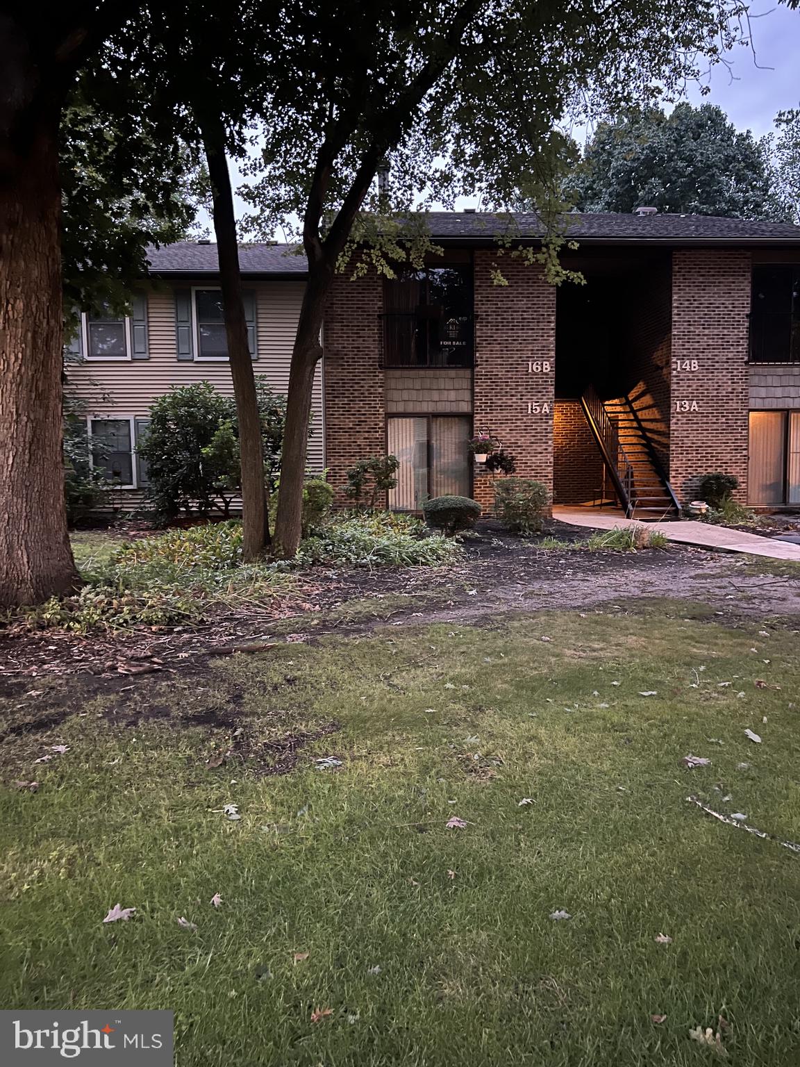 16 W BLUEBELL LANE B