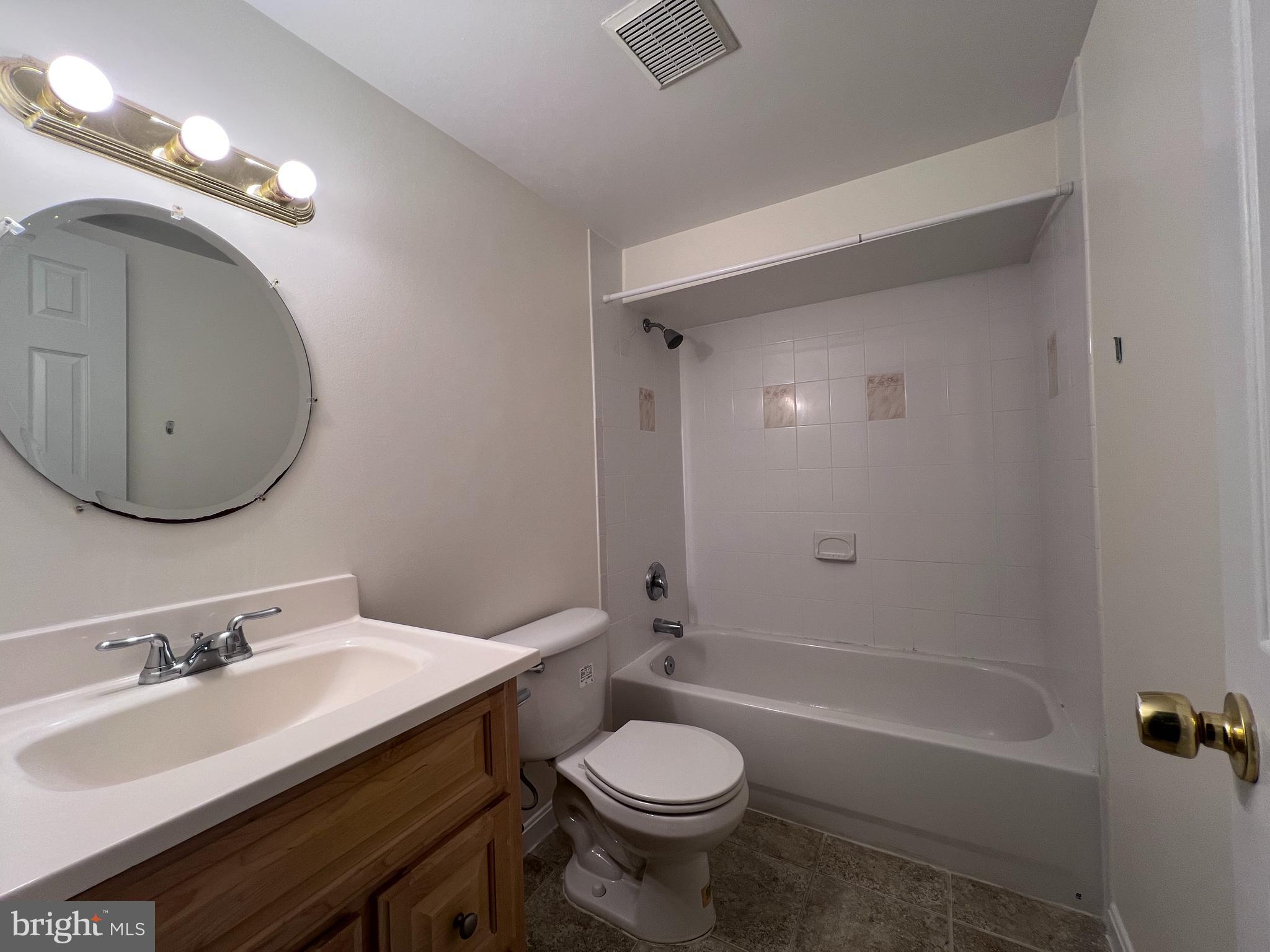 HERITAGE SQUARE - Residential Lease