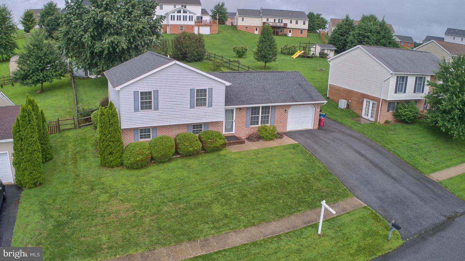 WHISPERING HILLS - Residential