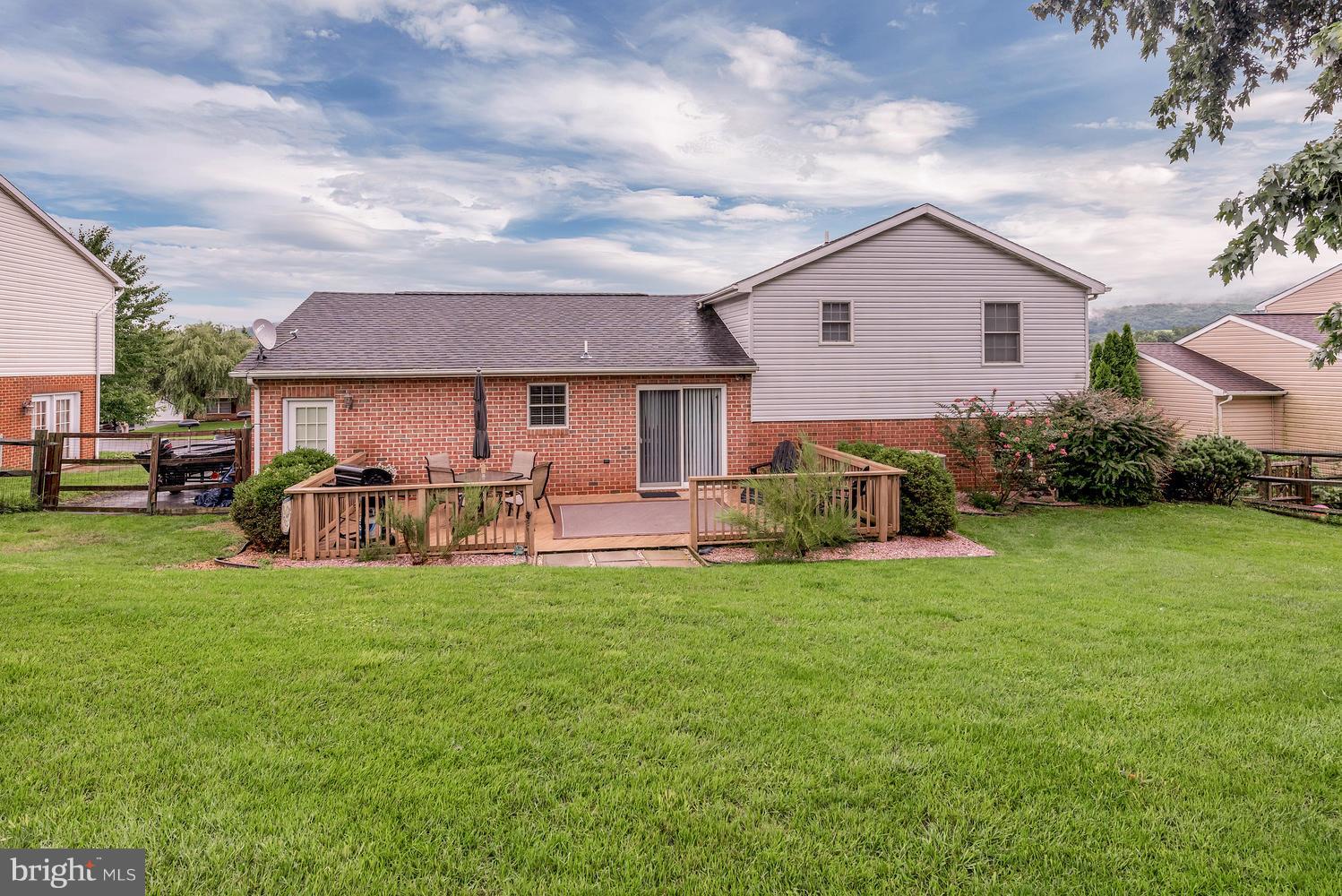 WHISPERING HILLS - Residential