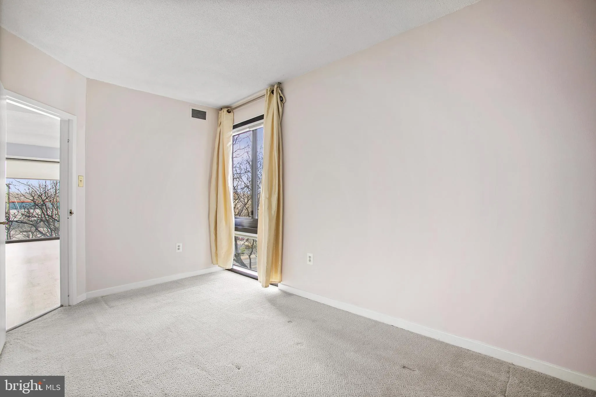 Arlington, Virginia 22209, United States, 1 Bedroom Bedrooms, ,1 BathroomBathrooms,Residential,Contingent,77741