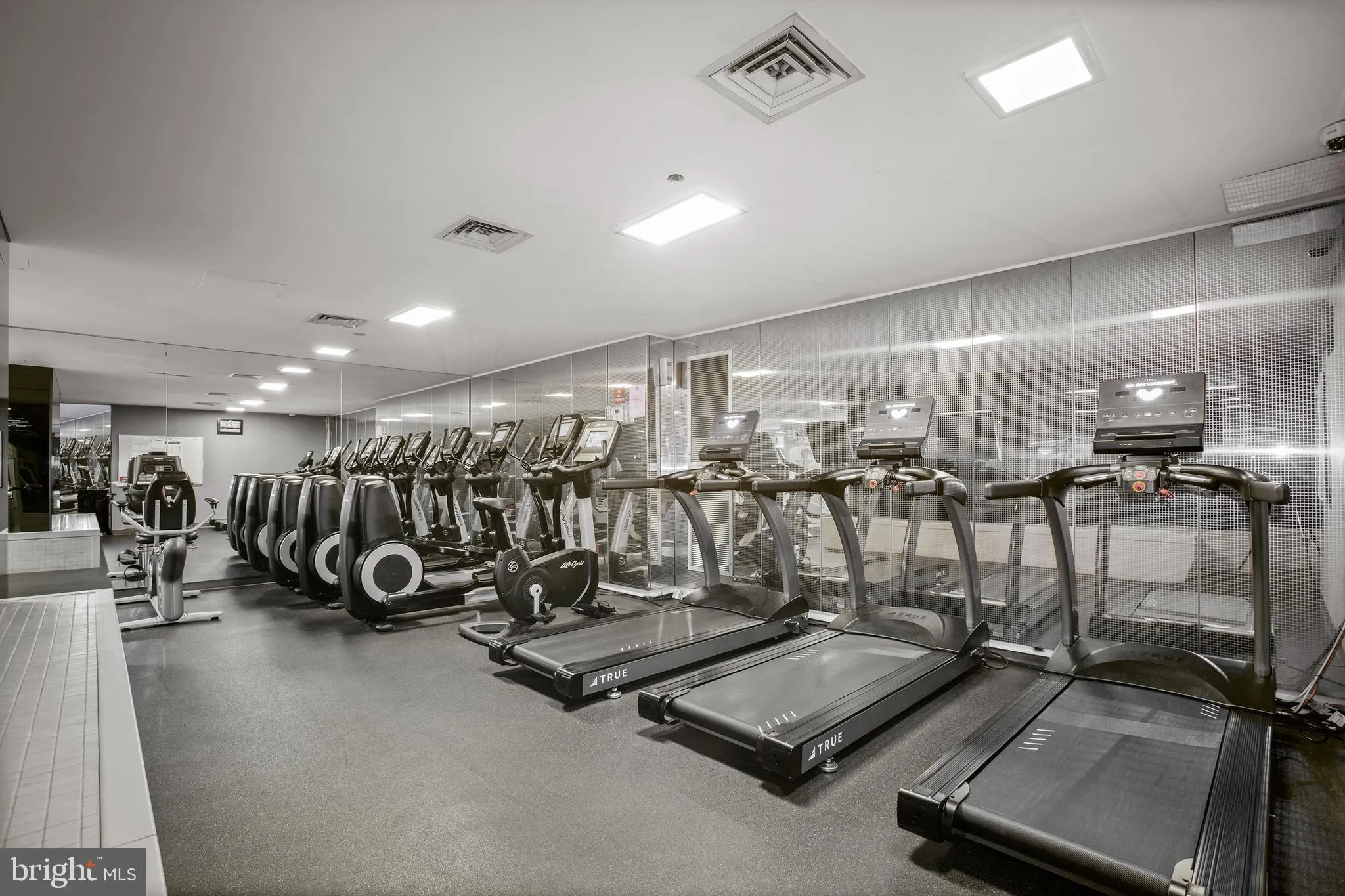 Arlington, Virginia 22209, United States, 1 Bedroom Bedrooms, ,1 BathroomBathrooms,Residential,Contingent,77741