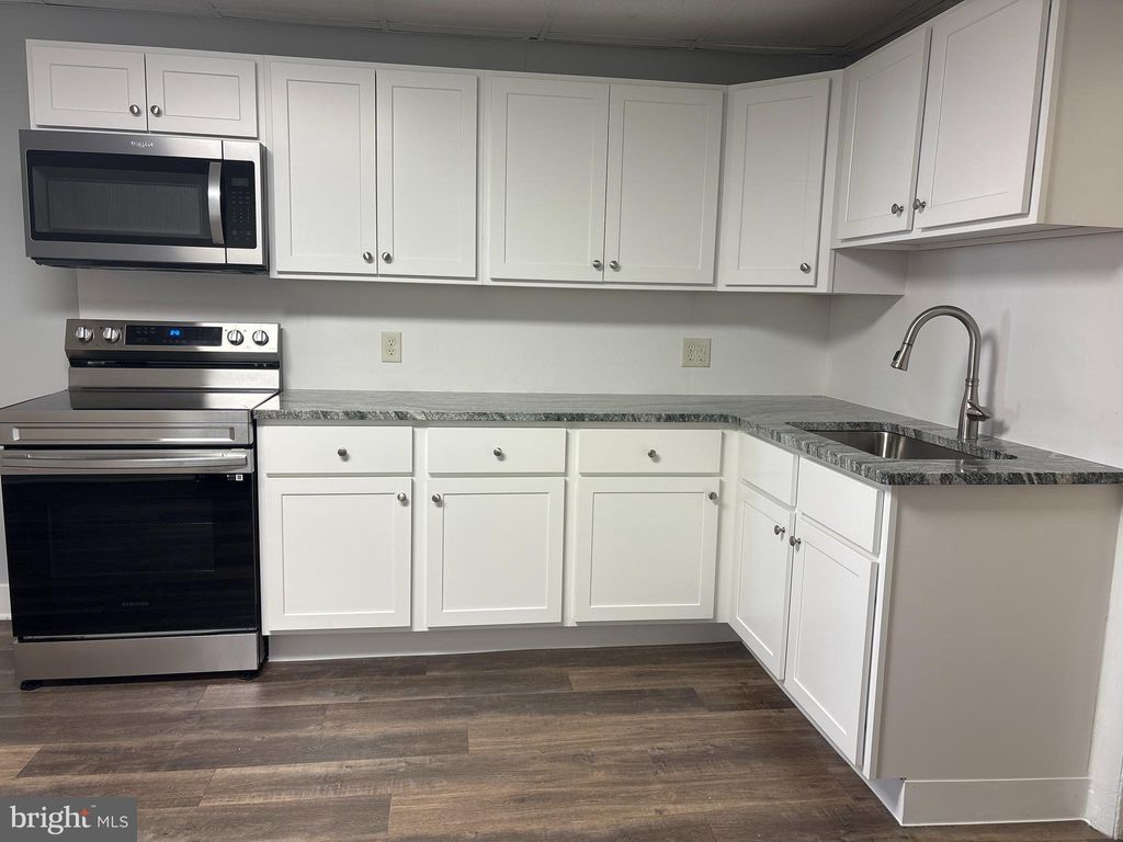 Photo of 562 W Philadelphia Street, YORK, PA 17403 (MLS # PAYK2096728)