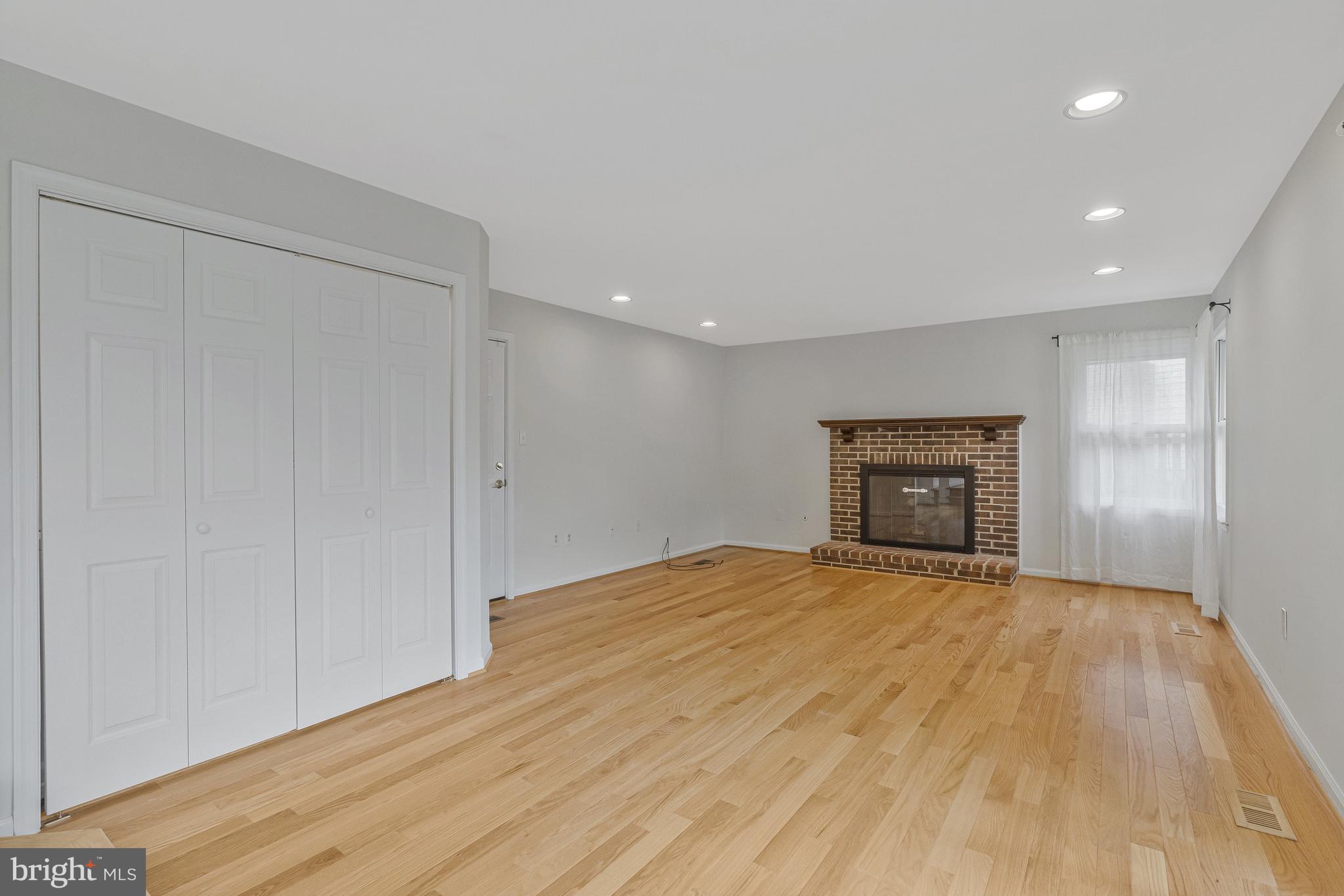 OAKTON GLEN - Residential Lease