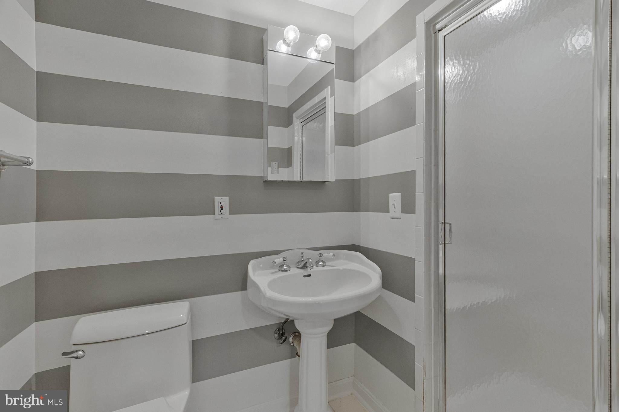 OAKTON GLEN - Residential Lease