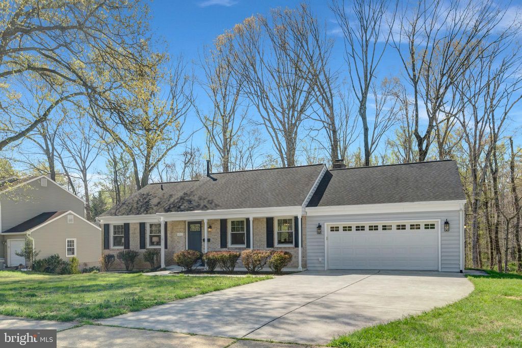 Photo of 8813 Queen Elizabeth Boulevard, ANNANDALE, VA 22003 (MLS # VAFX2297032)