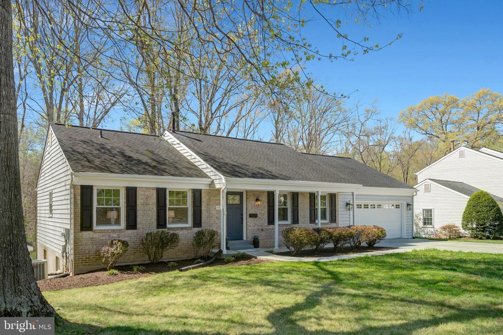 Photo of 8813 Queen Elizabeth Boulevard, ANNANDALE, VA 22003 (MLS # VAFX2297032)