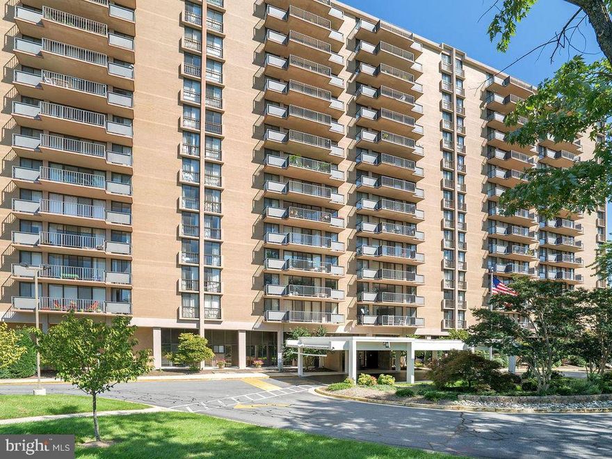 Beautiful 1260 sq. ft. unit with endless views from the enormous balcony. This two bedroom, two bath condo is minutes from 495 access. The kitchen opens up into a large dining/living room combo. The bedrooms are very spacious with tons of natural light pouring in. Wonderful complex checks off all the boxes including a beauty salon, convenience store, dry cleaners, library, and outdoor pool.