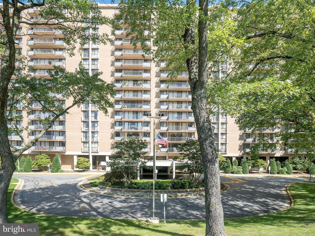 TOWERS IN WESTCHESTER PARK - Residential