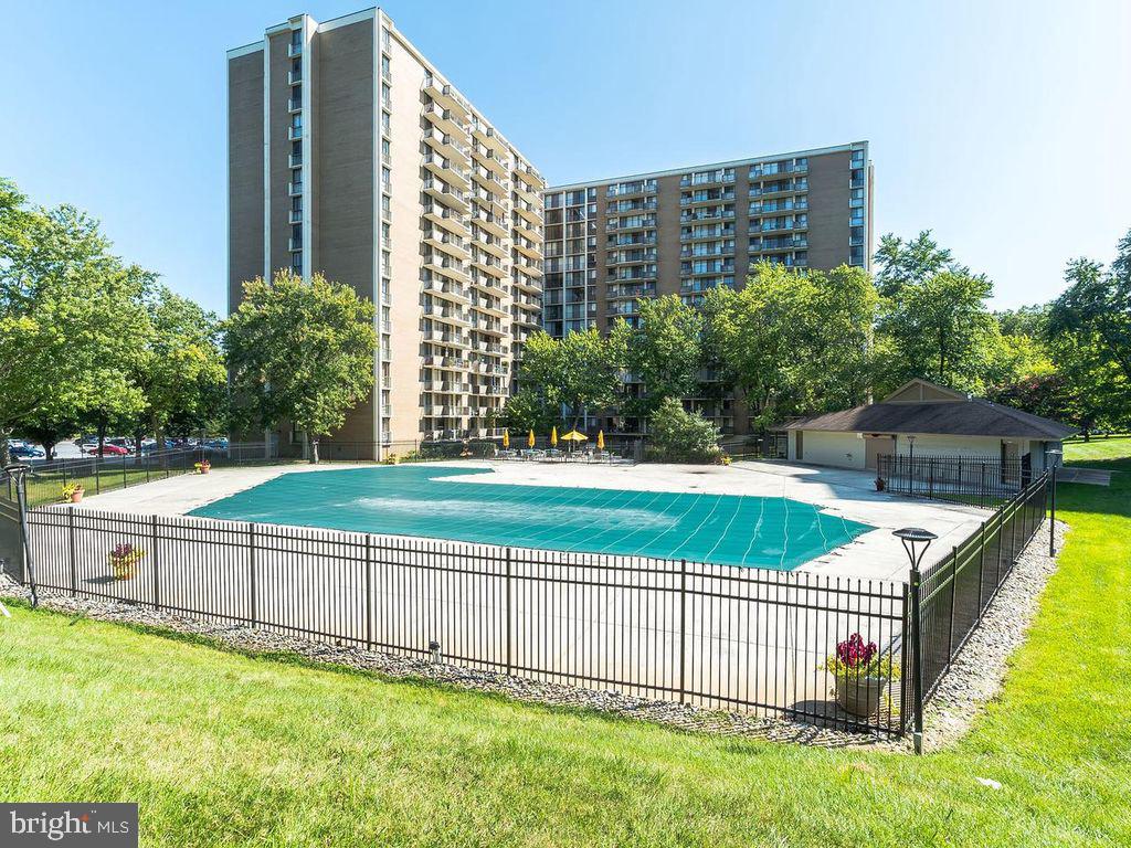 TOWERS IN WESTCHESTER PARK - Residential