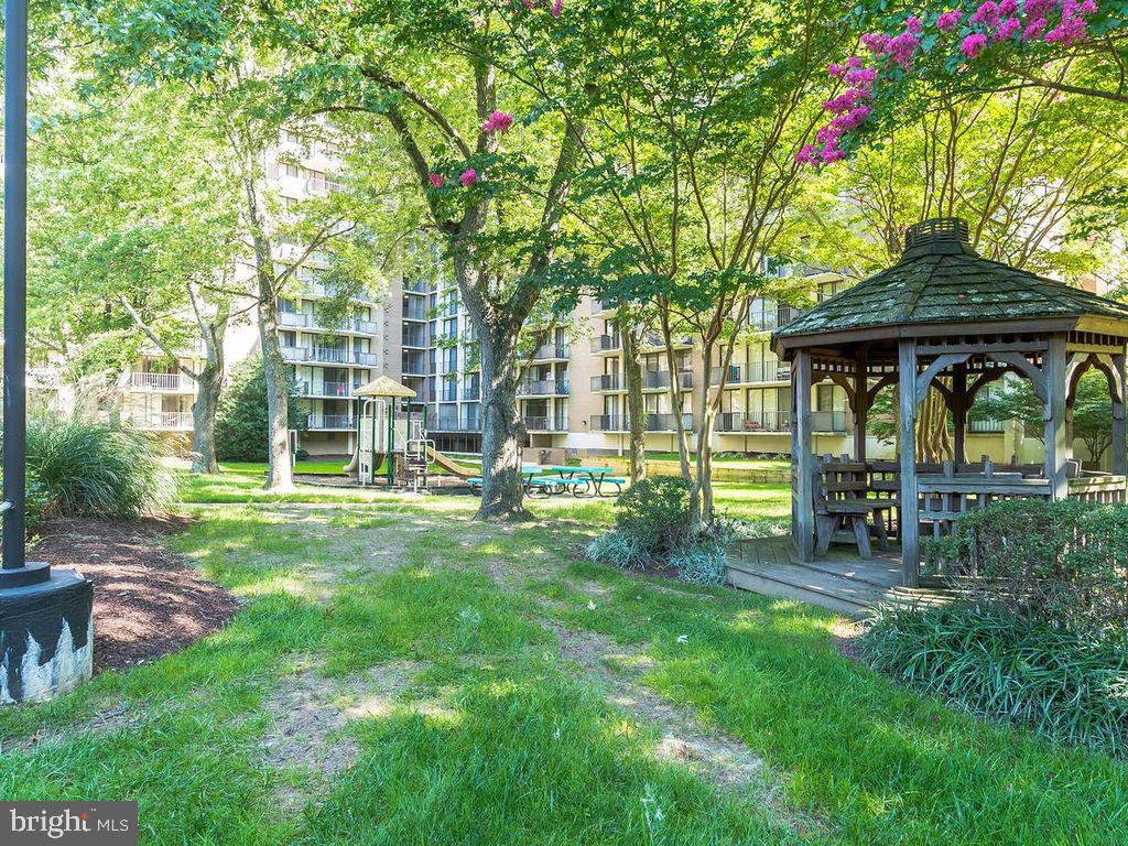 TOWERS IN WESTCHESTER PARK - Residential