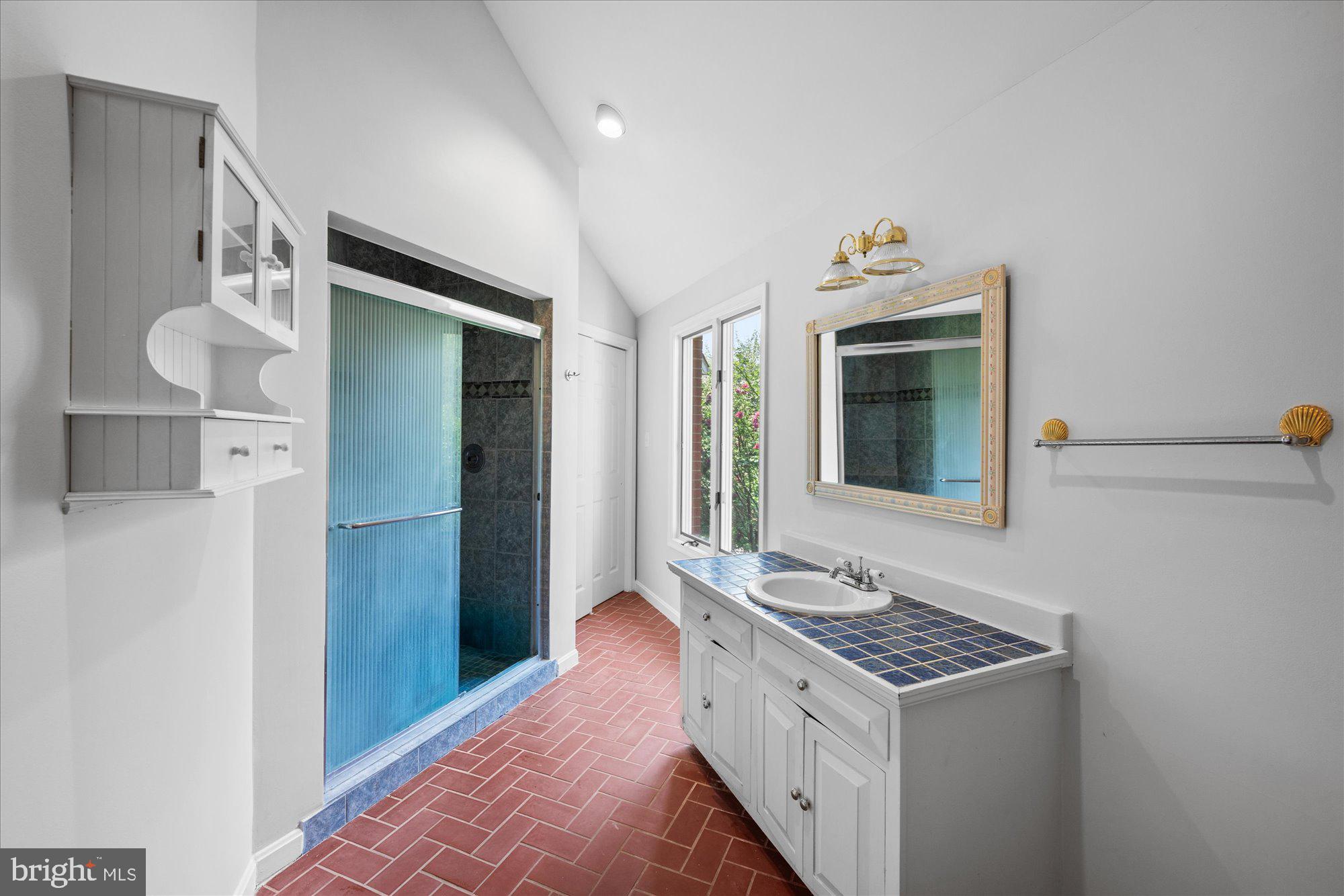 PEACOCK STATION - Land