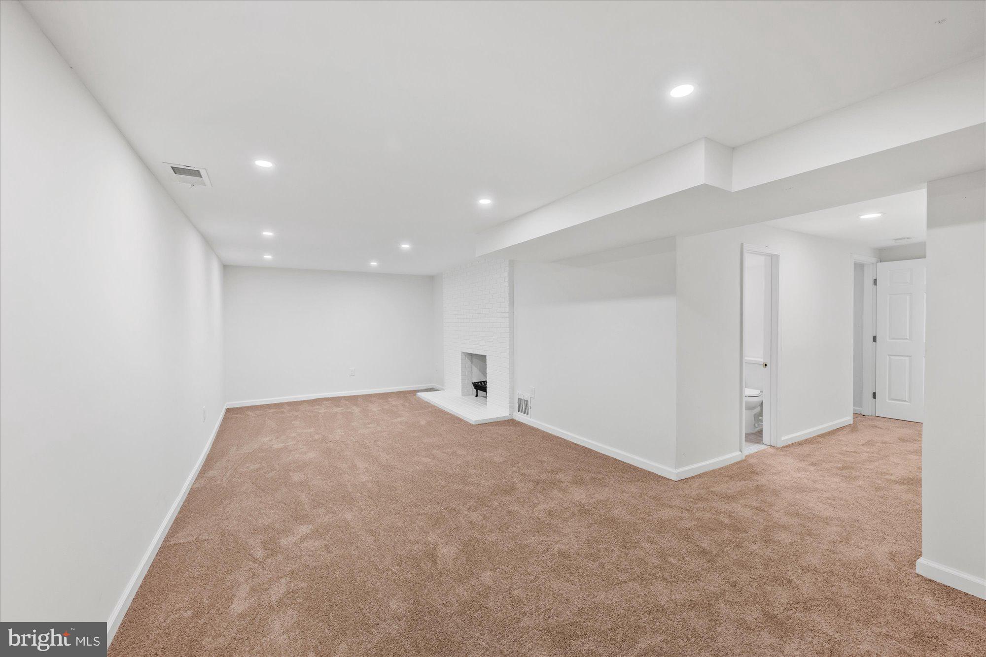 PEACOCK STATION - Land