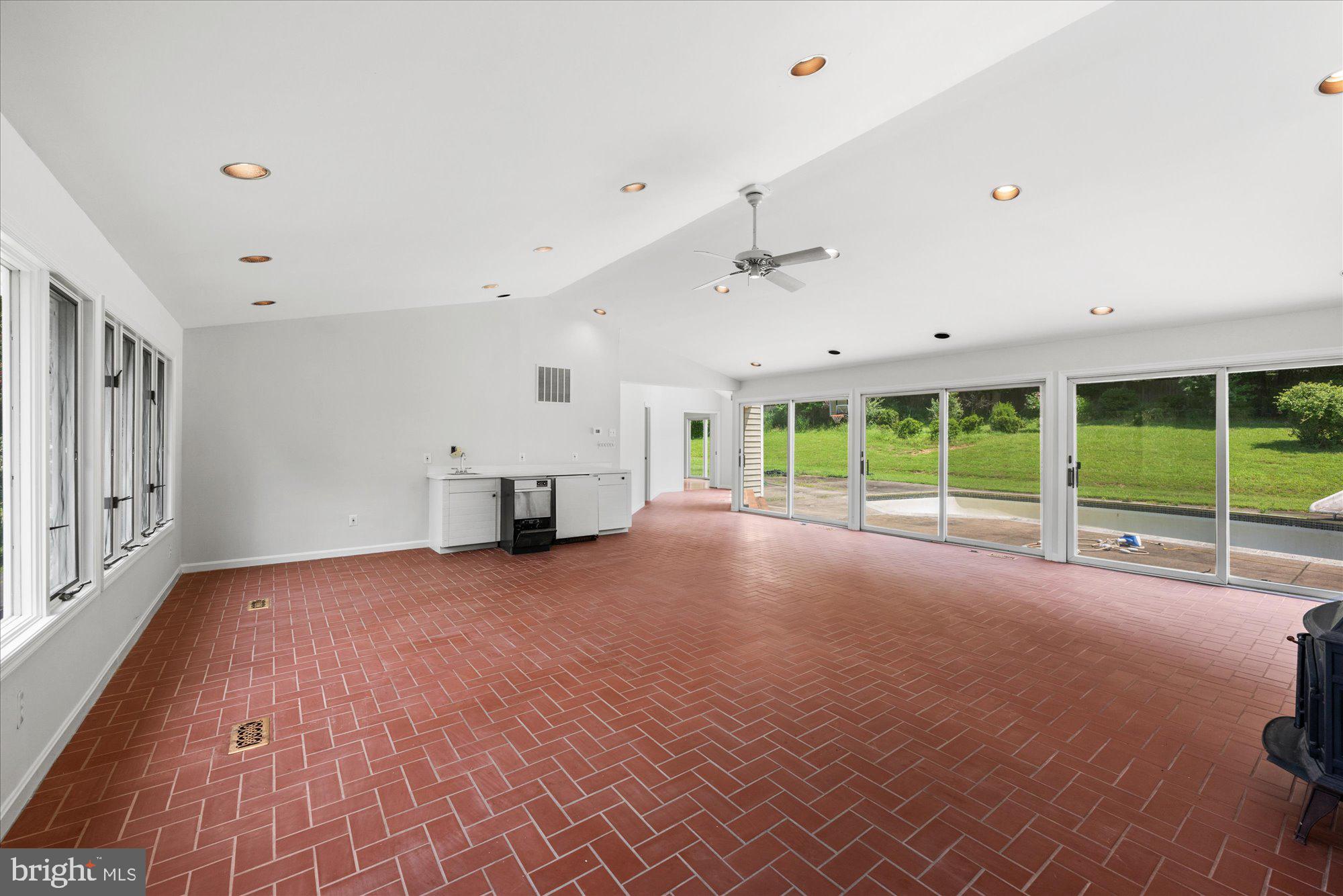 PEACOCK STATION - Land