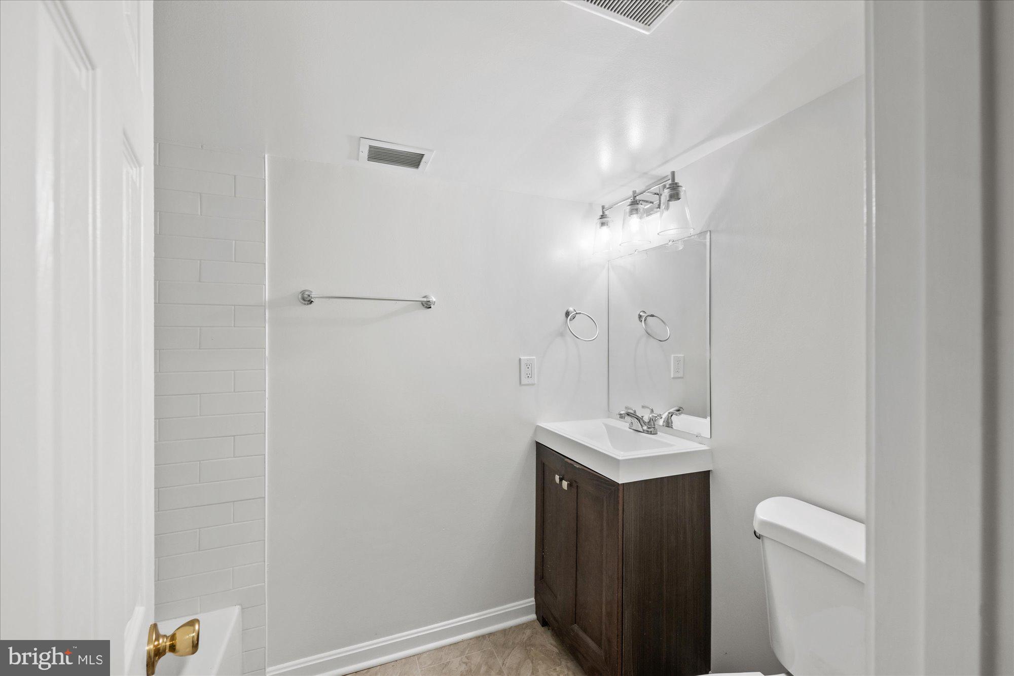 PEACOCK STATION - Land