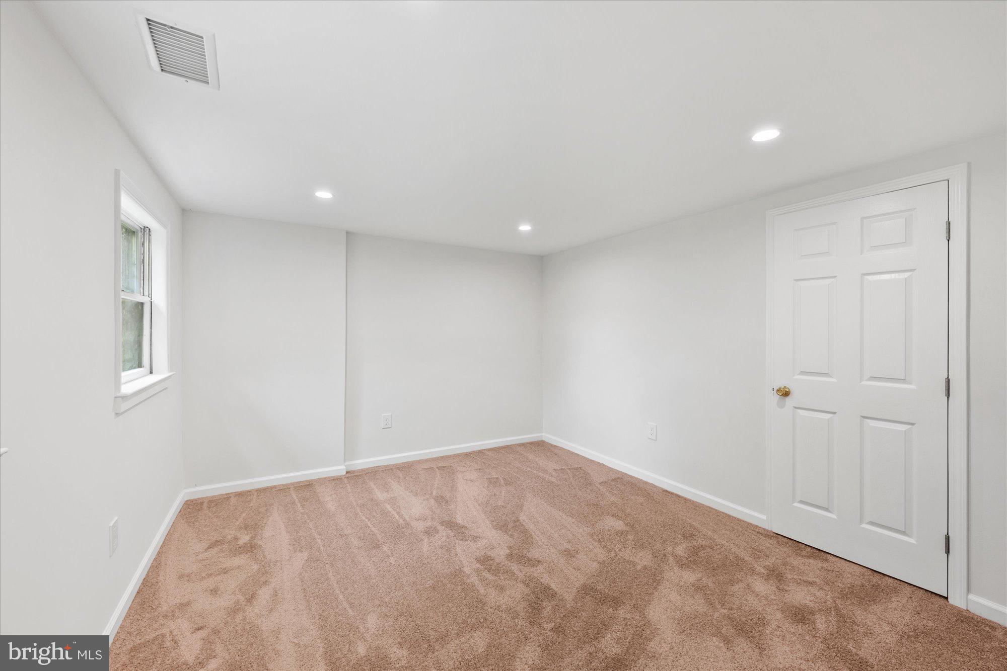 PEACOCK STATION - Land