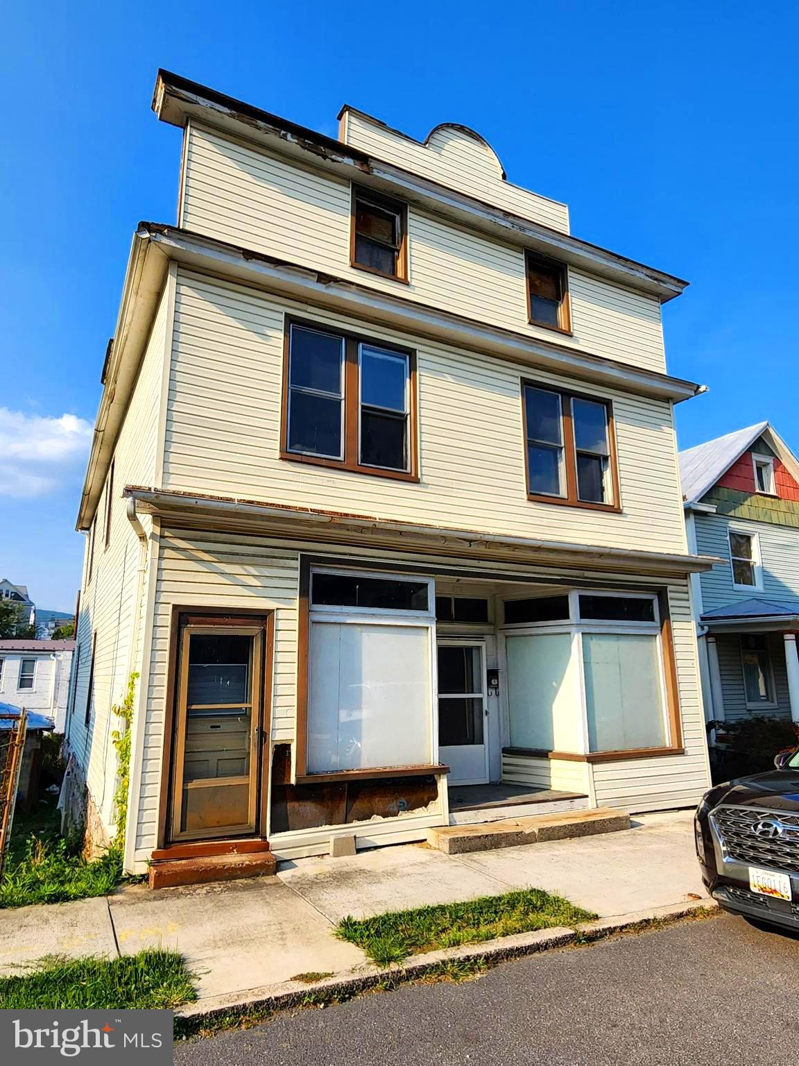 Main image without alt text