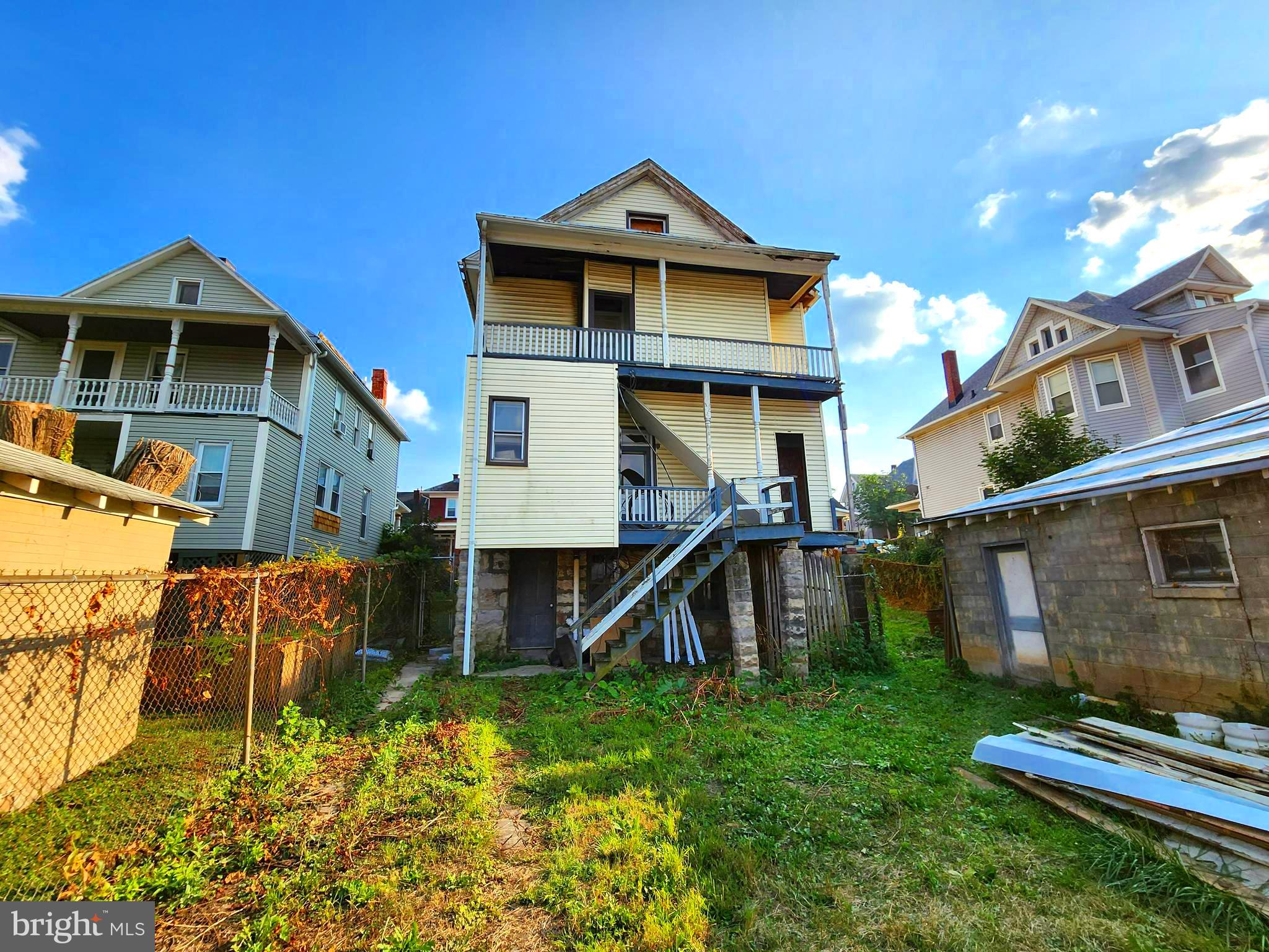 Main image without alt text