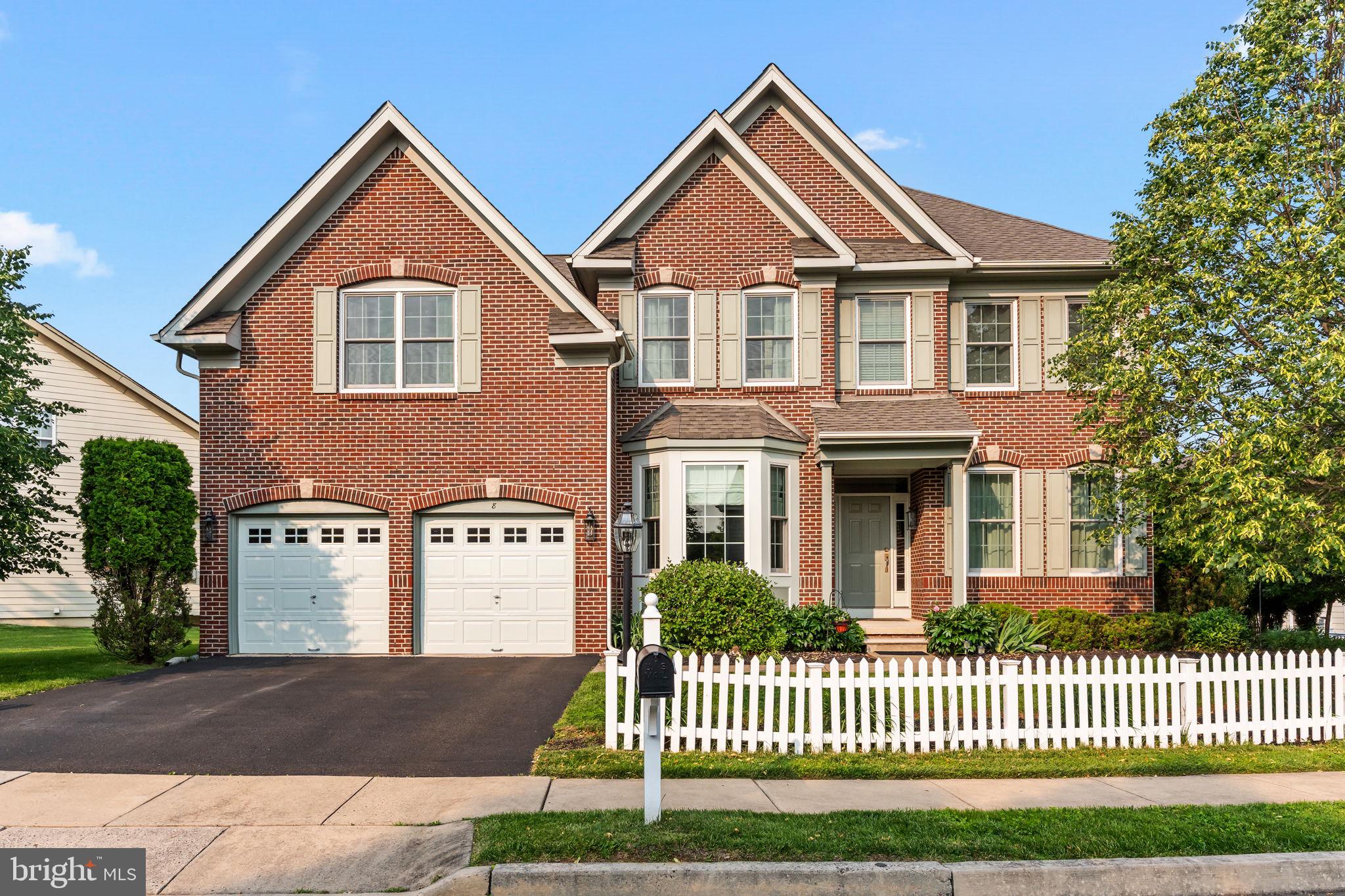 8 WARWICK COURT