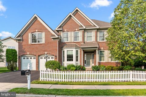 8 WARWICK COURT NEWTOWN PA 18940