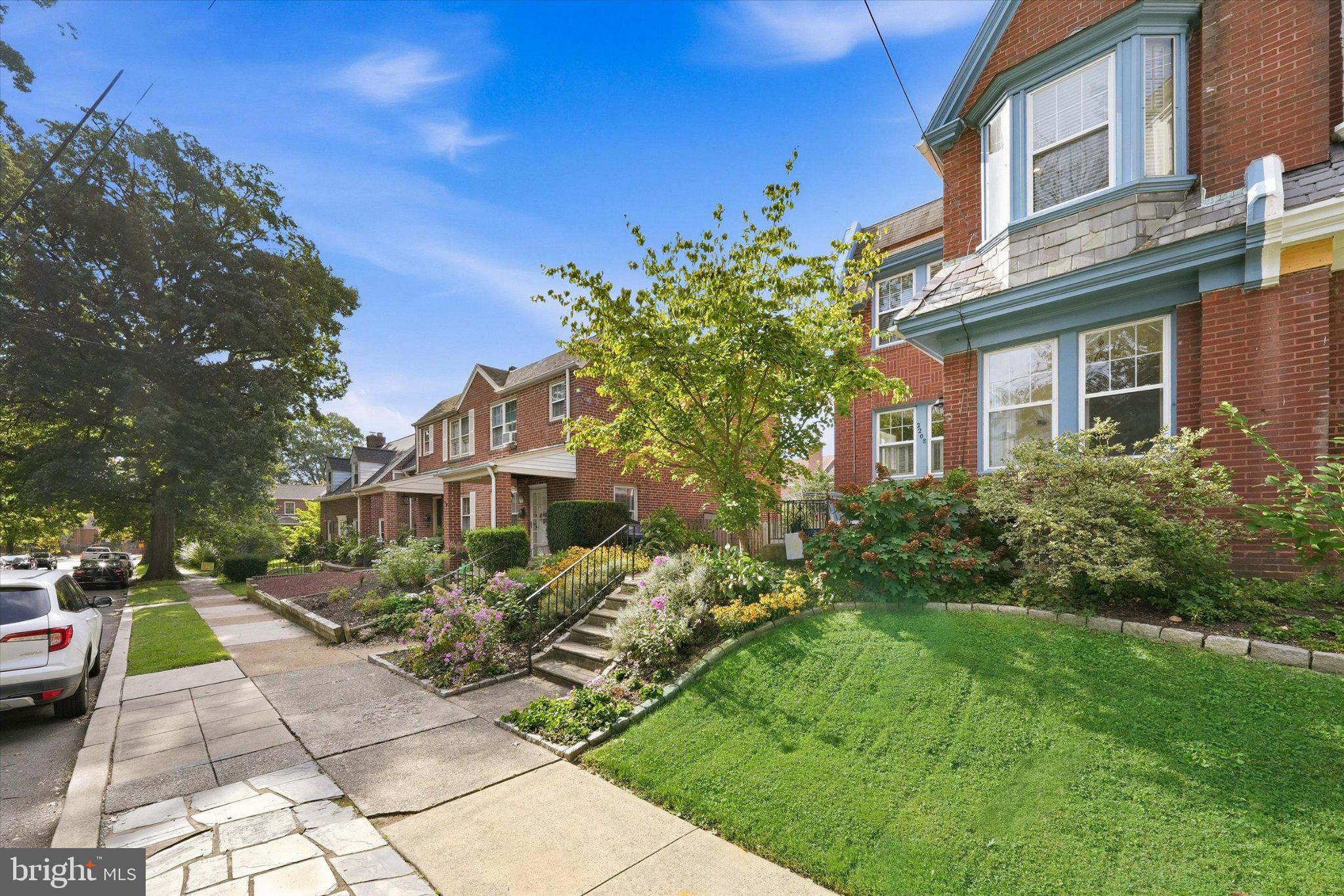 2208 HIGHLAND PLACE
