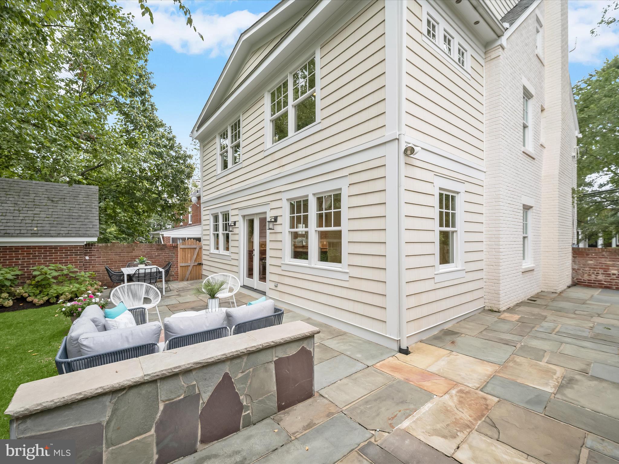 LYON VILLAGE - Residential