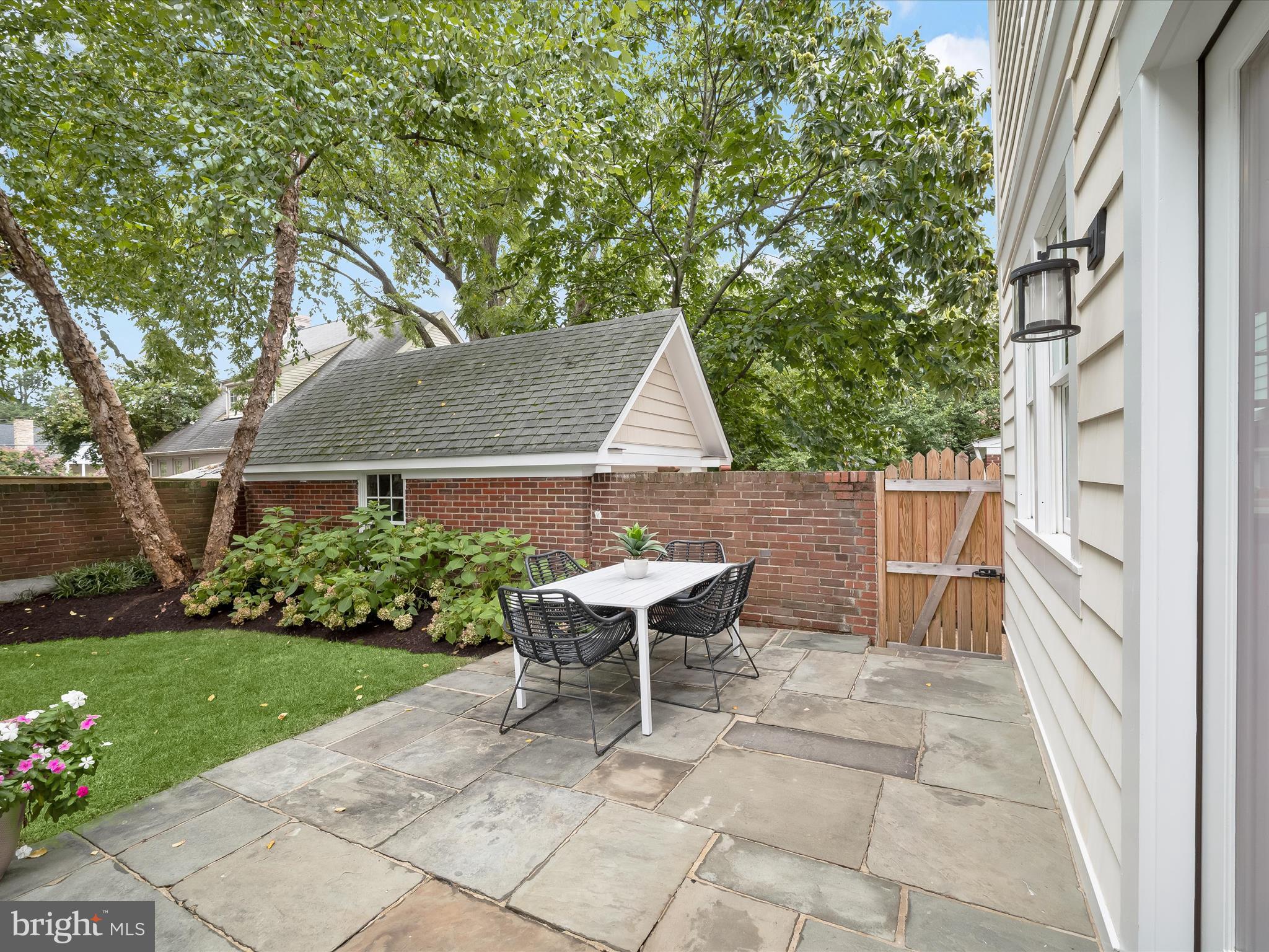 LYON VILLAGE - Residential