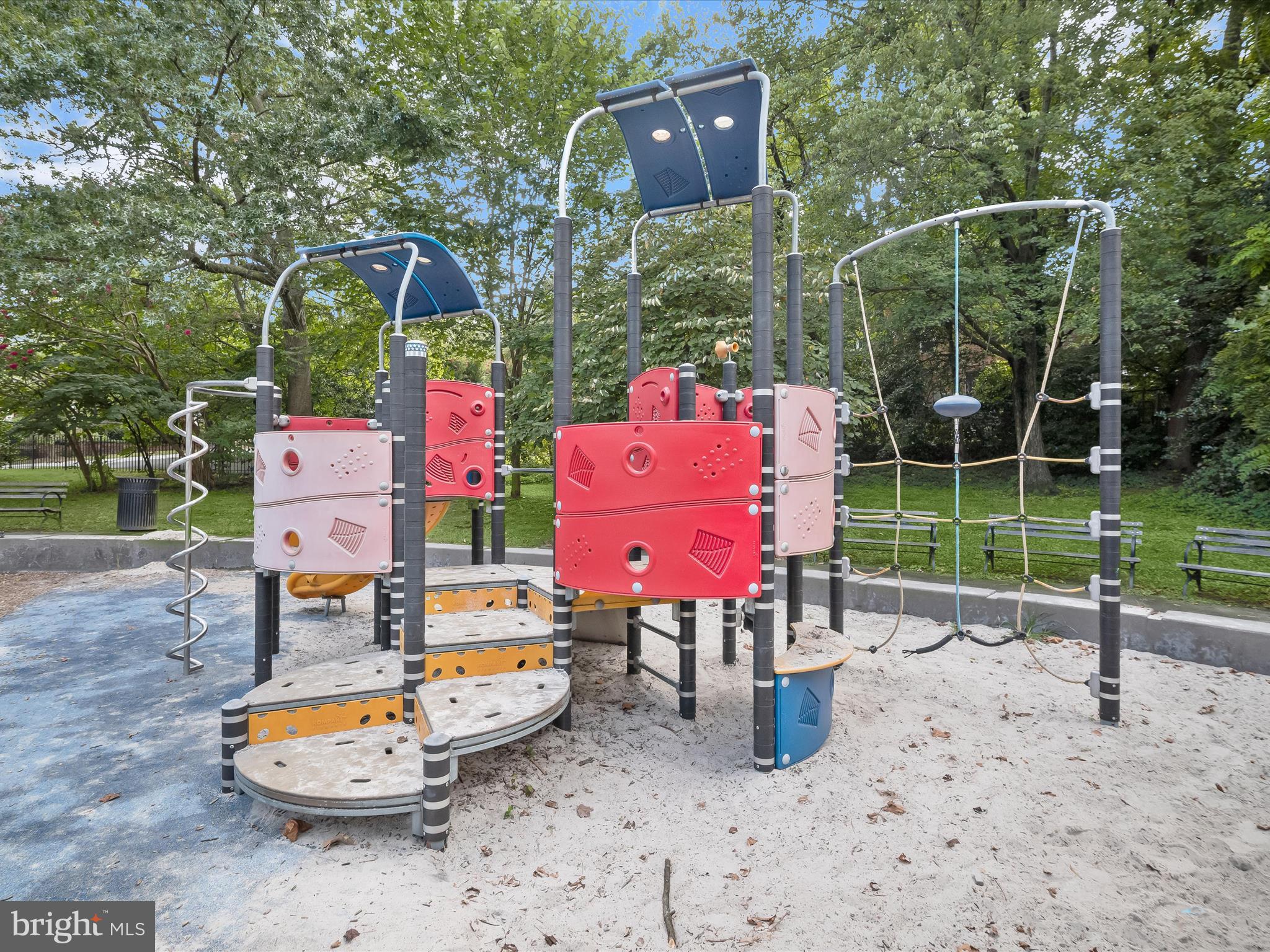 LYON VILLAGE - Residential