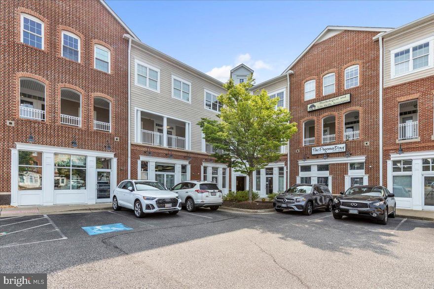 Schedule a showing today if you're in the market for a Woodbridge-based office suite in excellent condition! With 2.5 rooms and half bath, this multi-use property combines an excellent location, functional layout, and modern amenities.  Electric, heating and trash utilities are all included in the monthly condo fee.