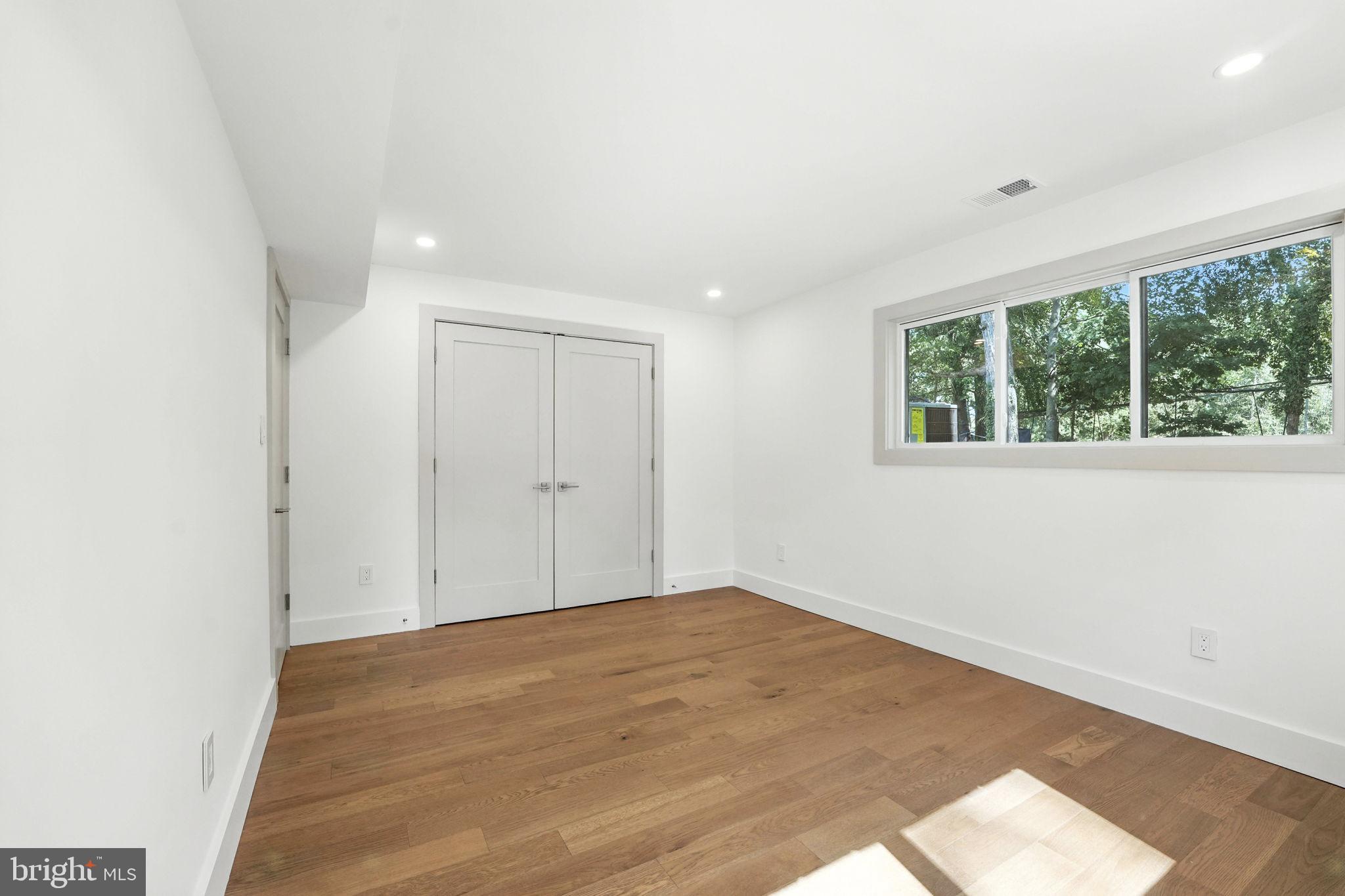 LAKE BARCROFT - Residential