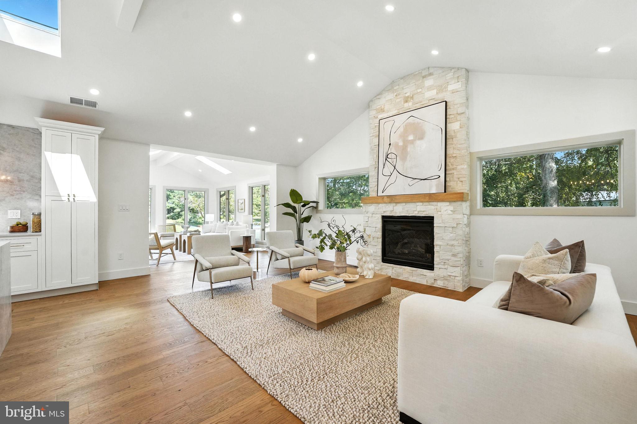 LAKE BARCROFT - Residential