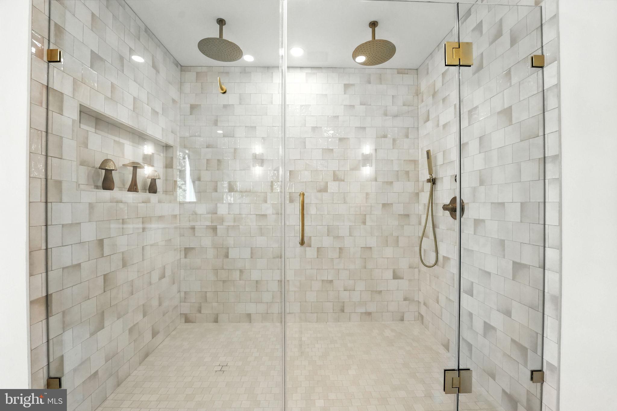 LAKE BARCROFT - Residential