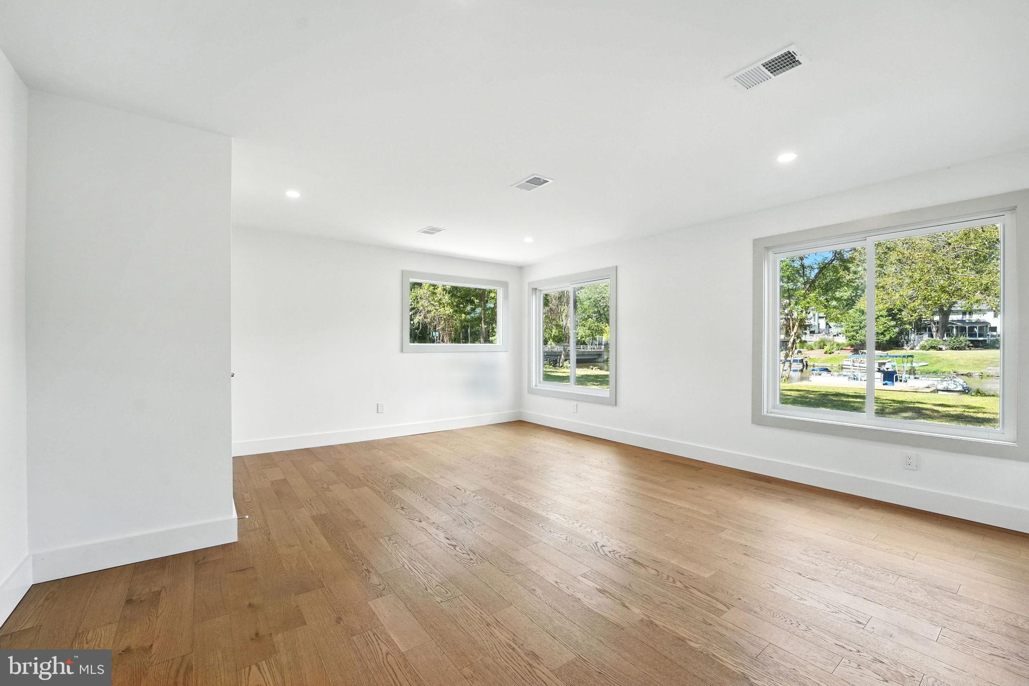 LAKE BARCROFT - Residential