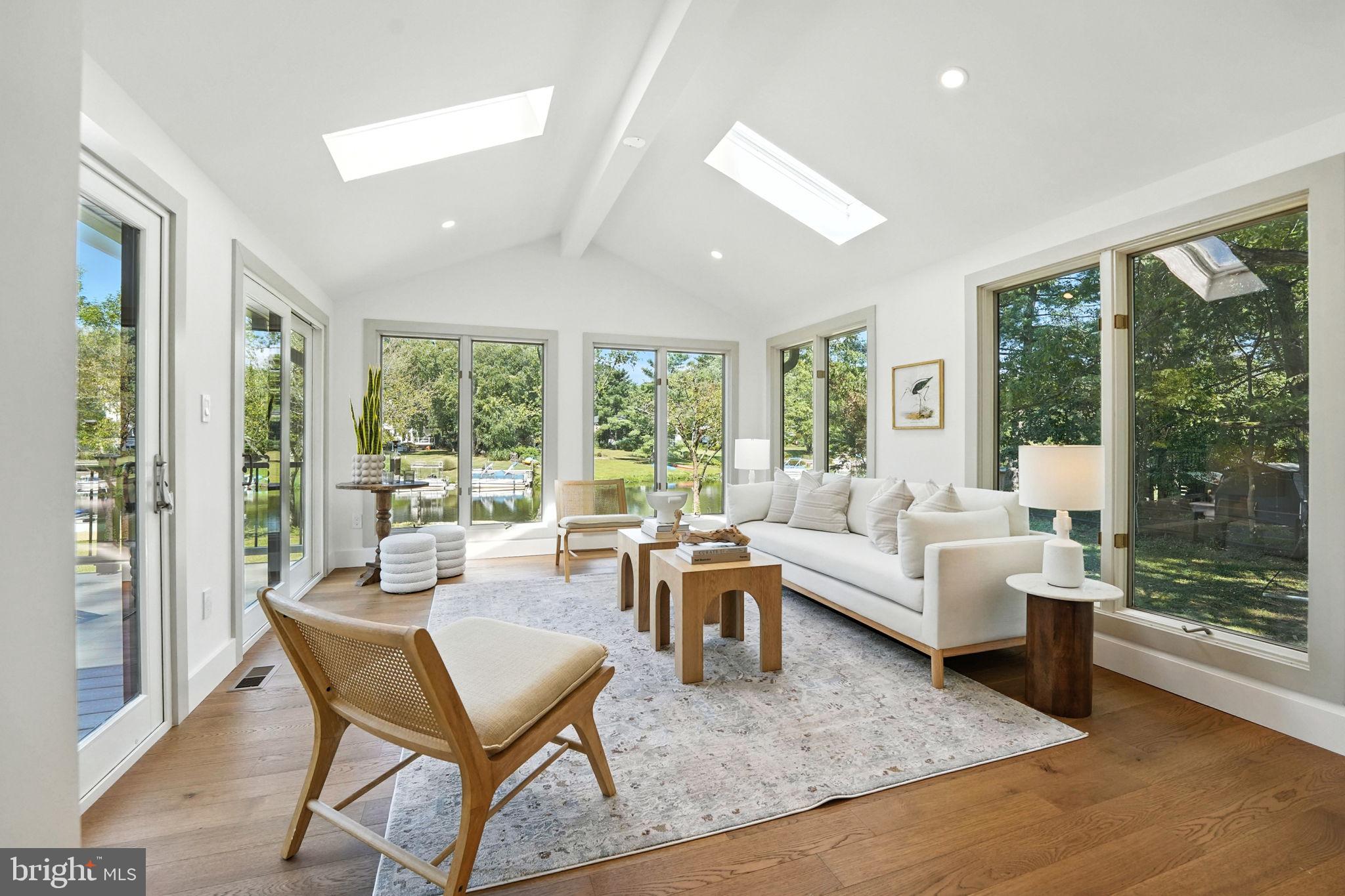 LAKE BARCROFT - Residential