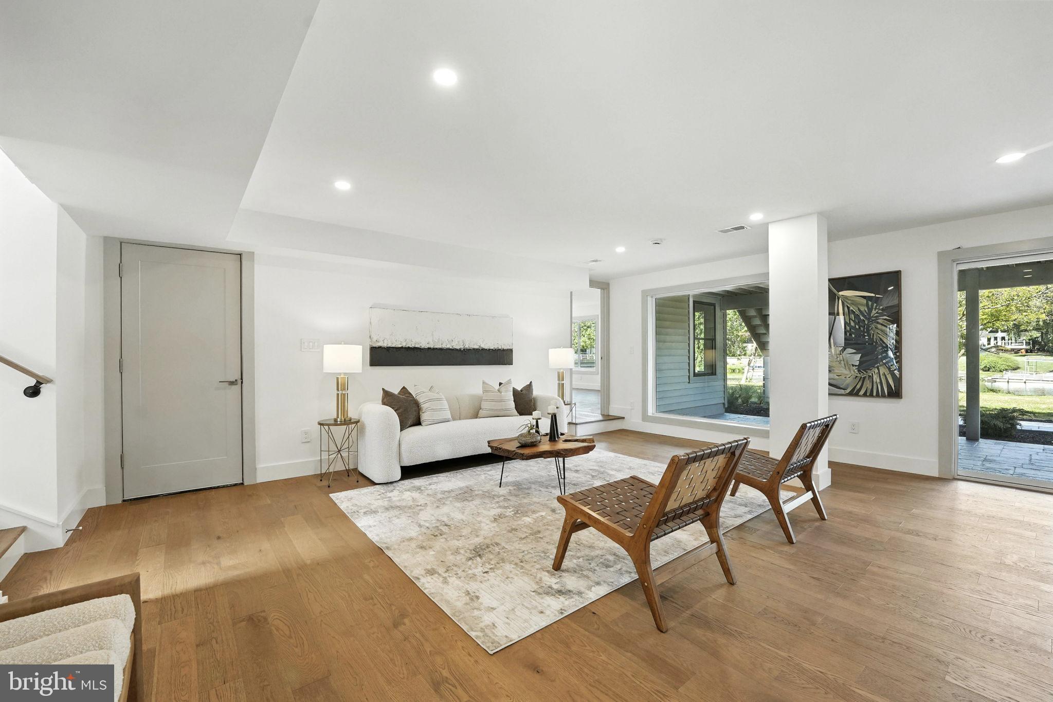 LAKE BARCROFT - Residential