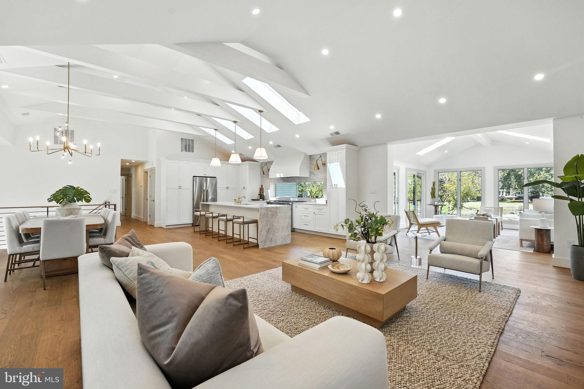 LAKE BARCROFT - Residential