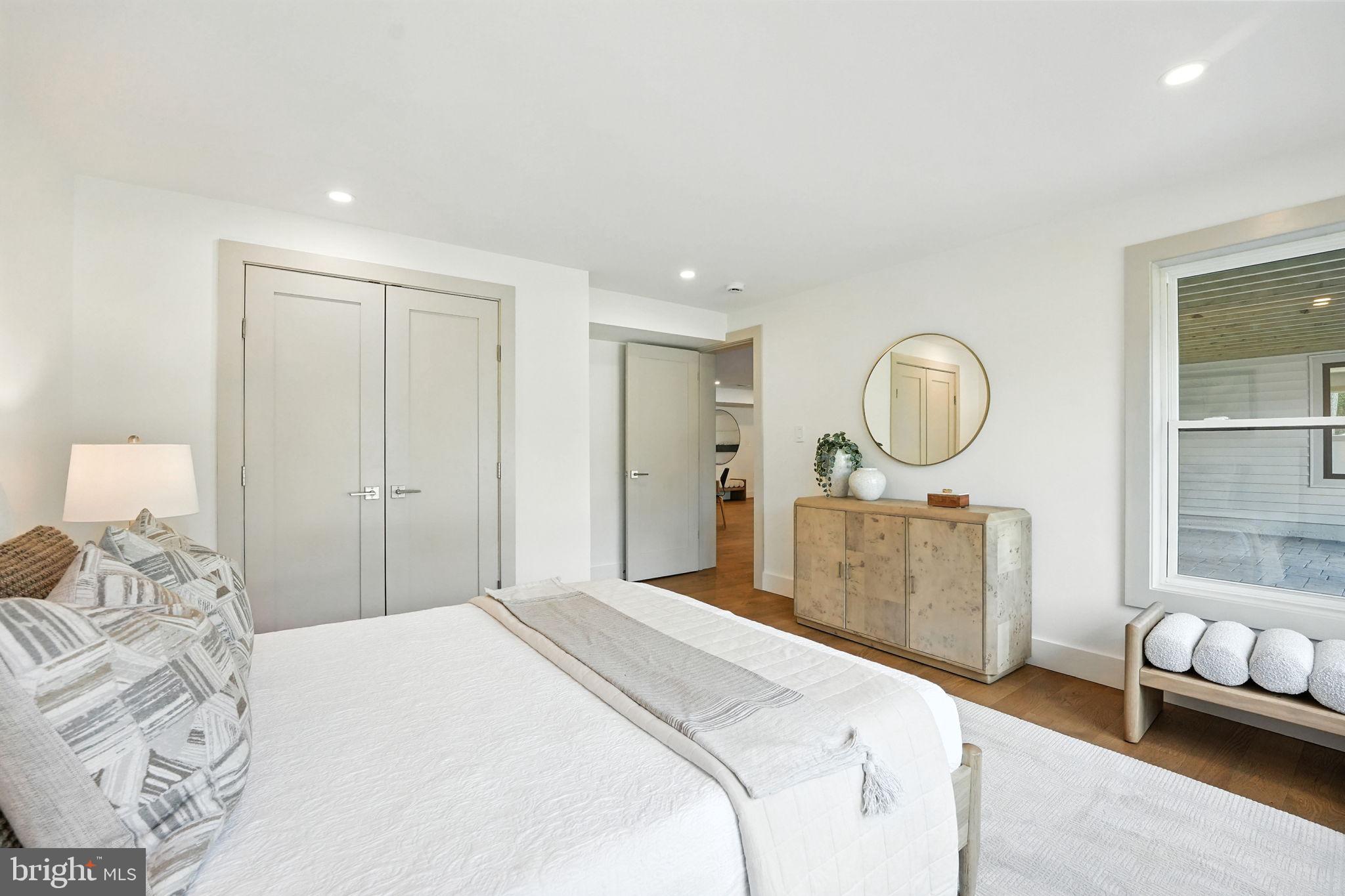 LAKE BARCROFT - Residential