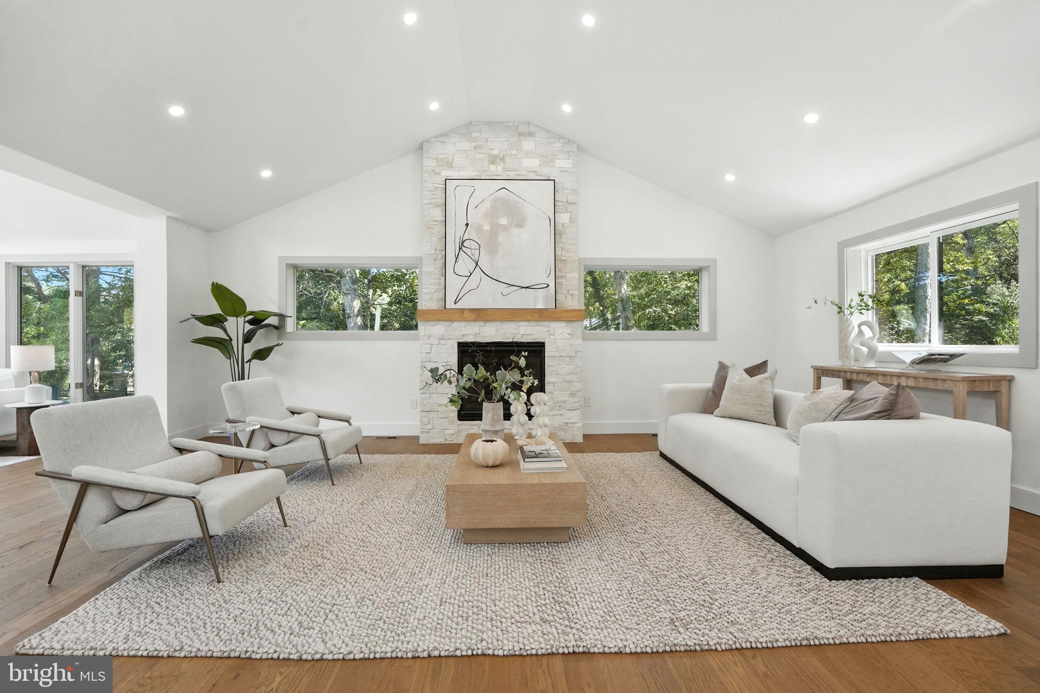 LAKE BARCROFT - Residential