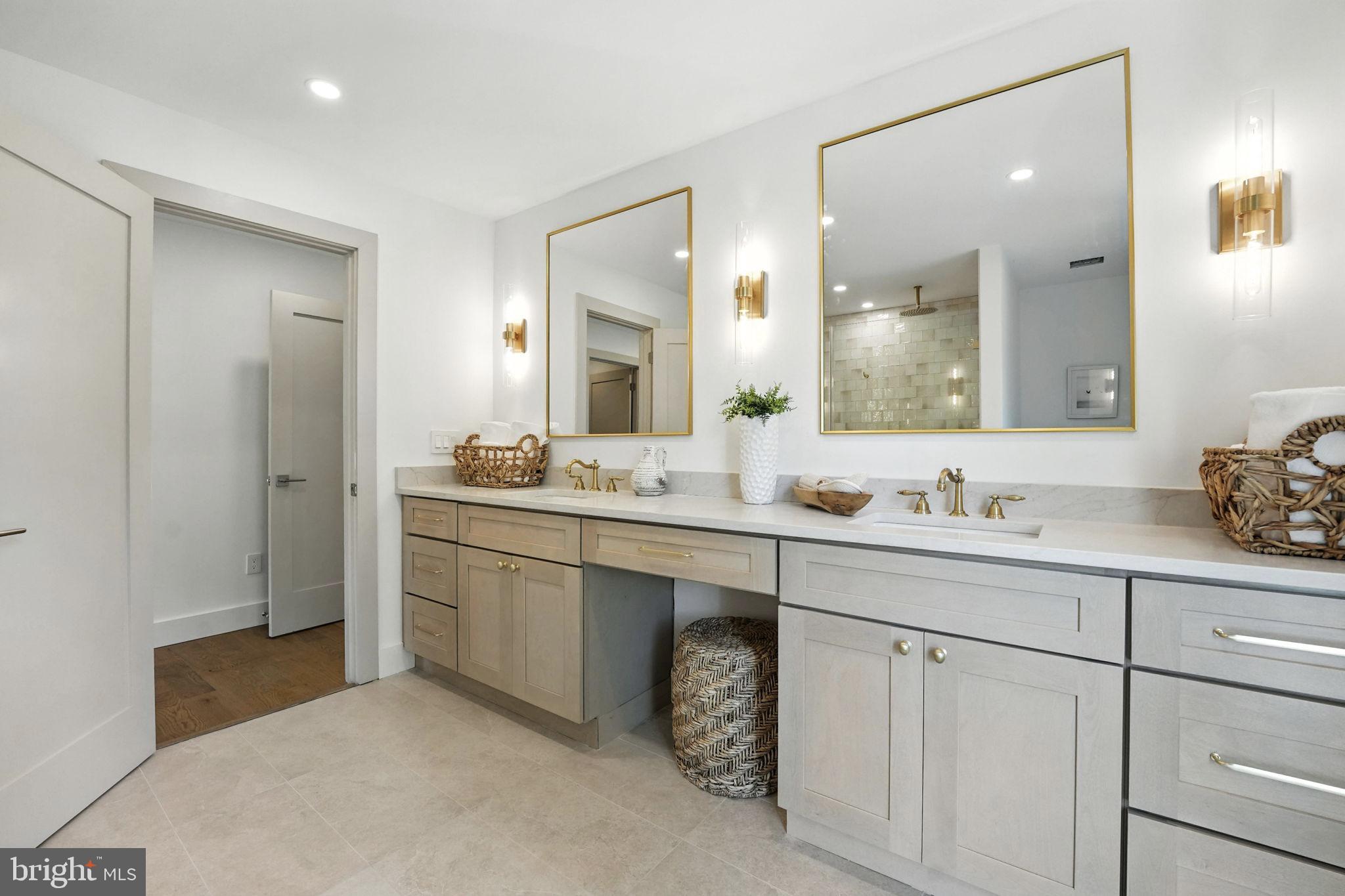 LAKE BARCROFT - Residential