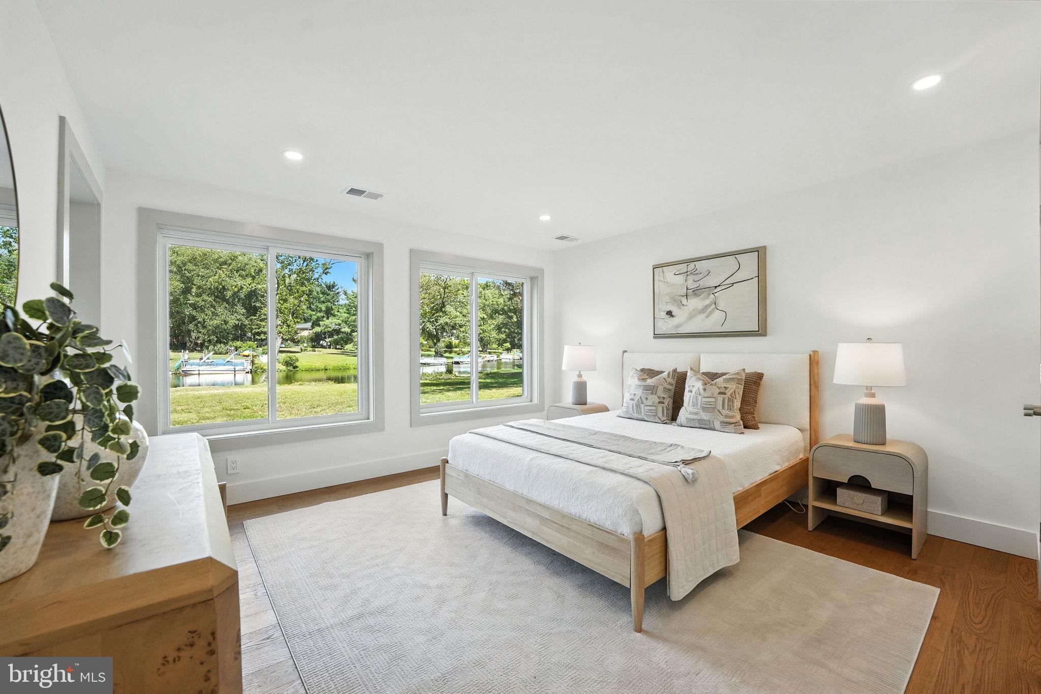 LAKE BARCROFT - Residential