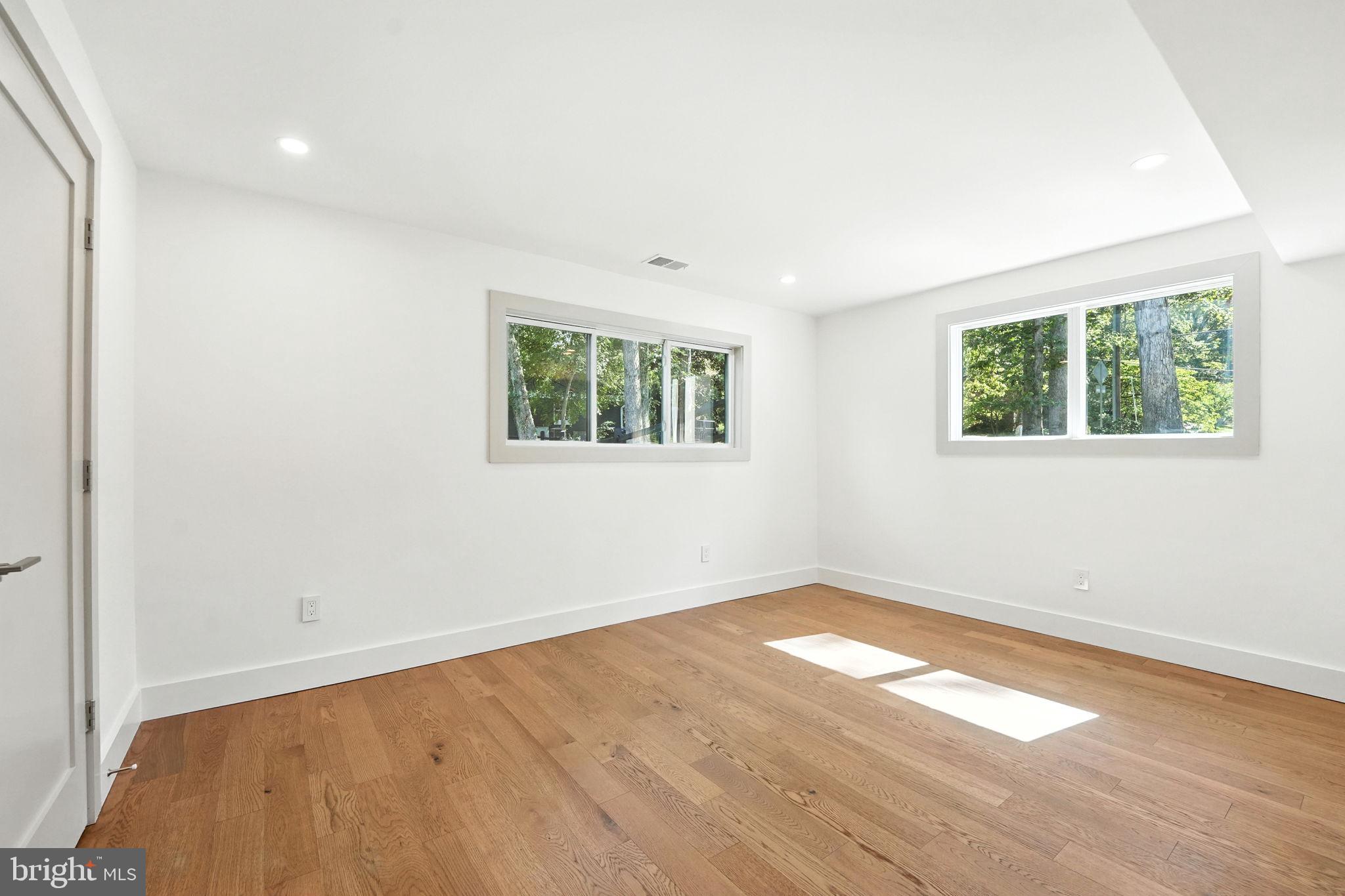 LAKE BARCROFT - Residential