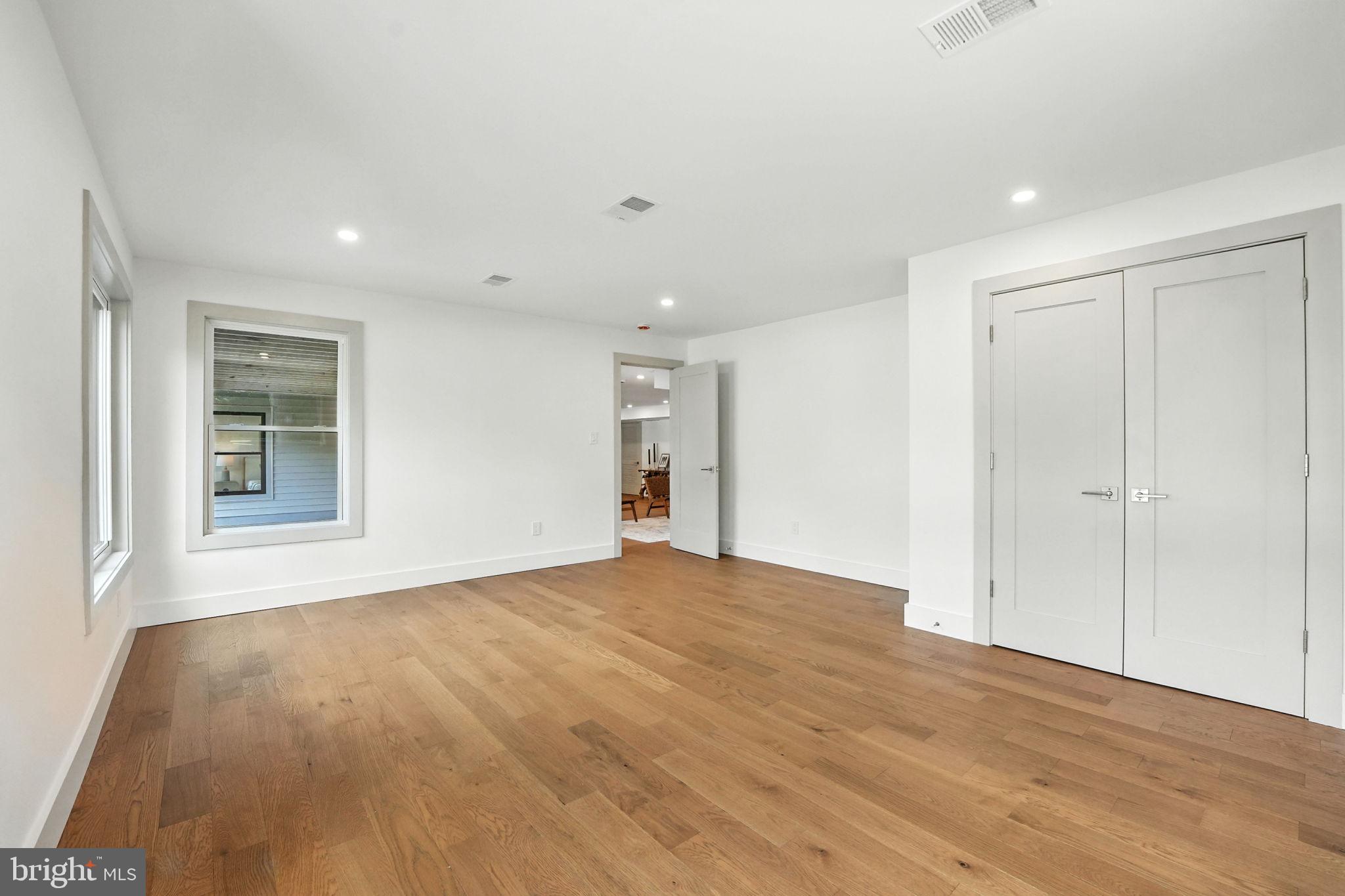 LAKE BARCROFT - Residential