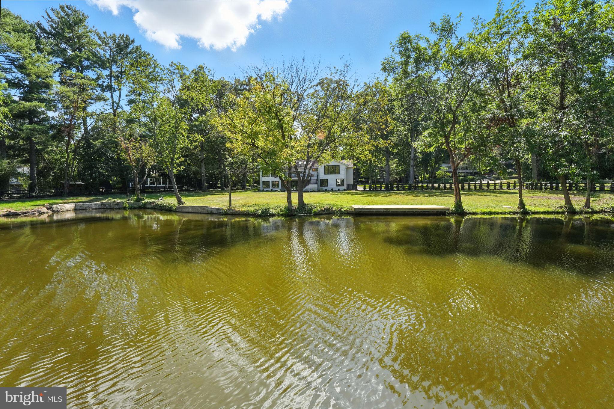 LAKE BARCROFT - Residential