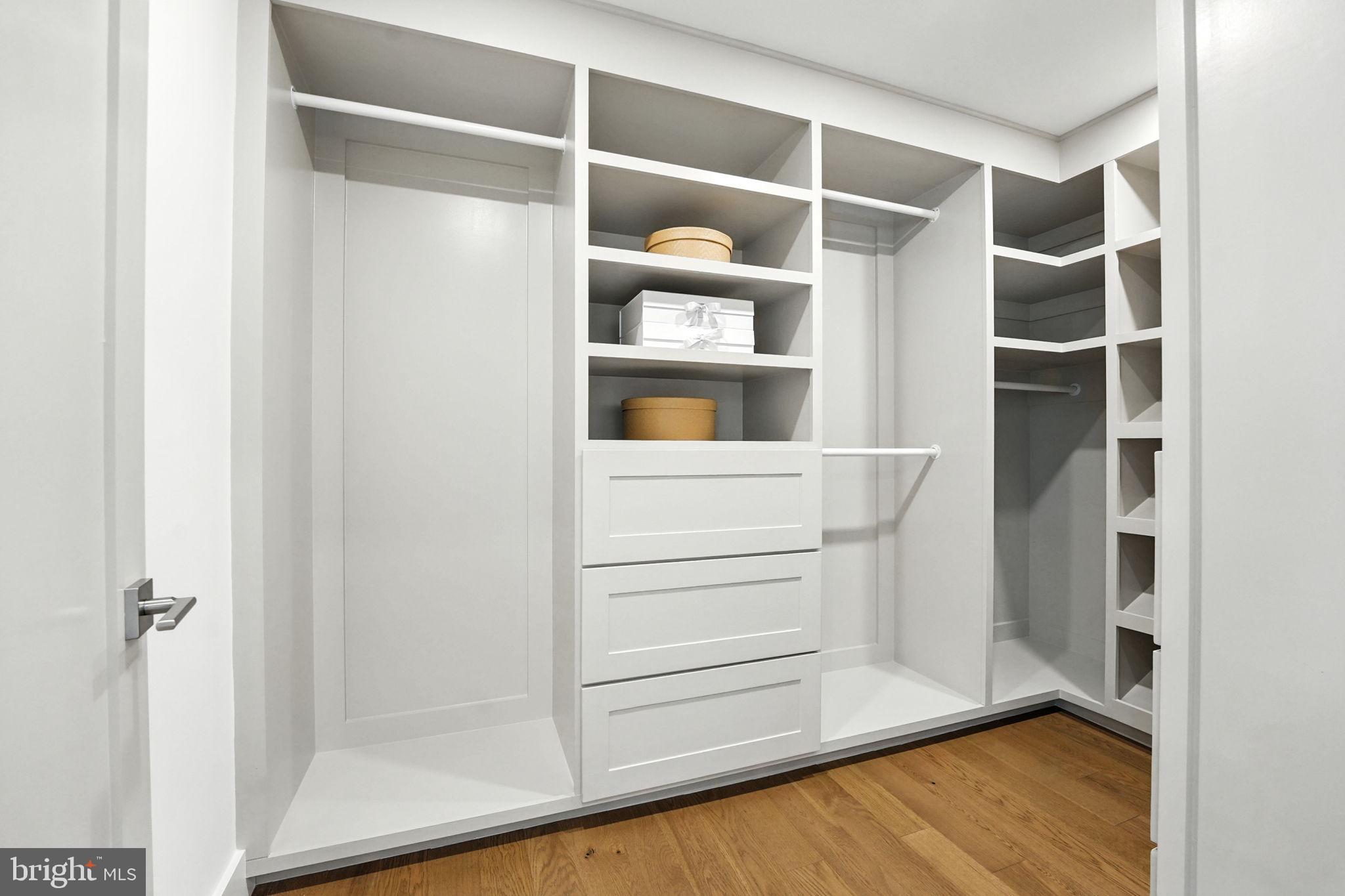 LAKE BARCROFT - Residential