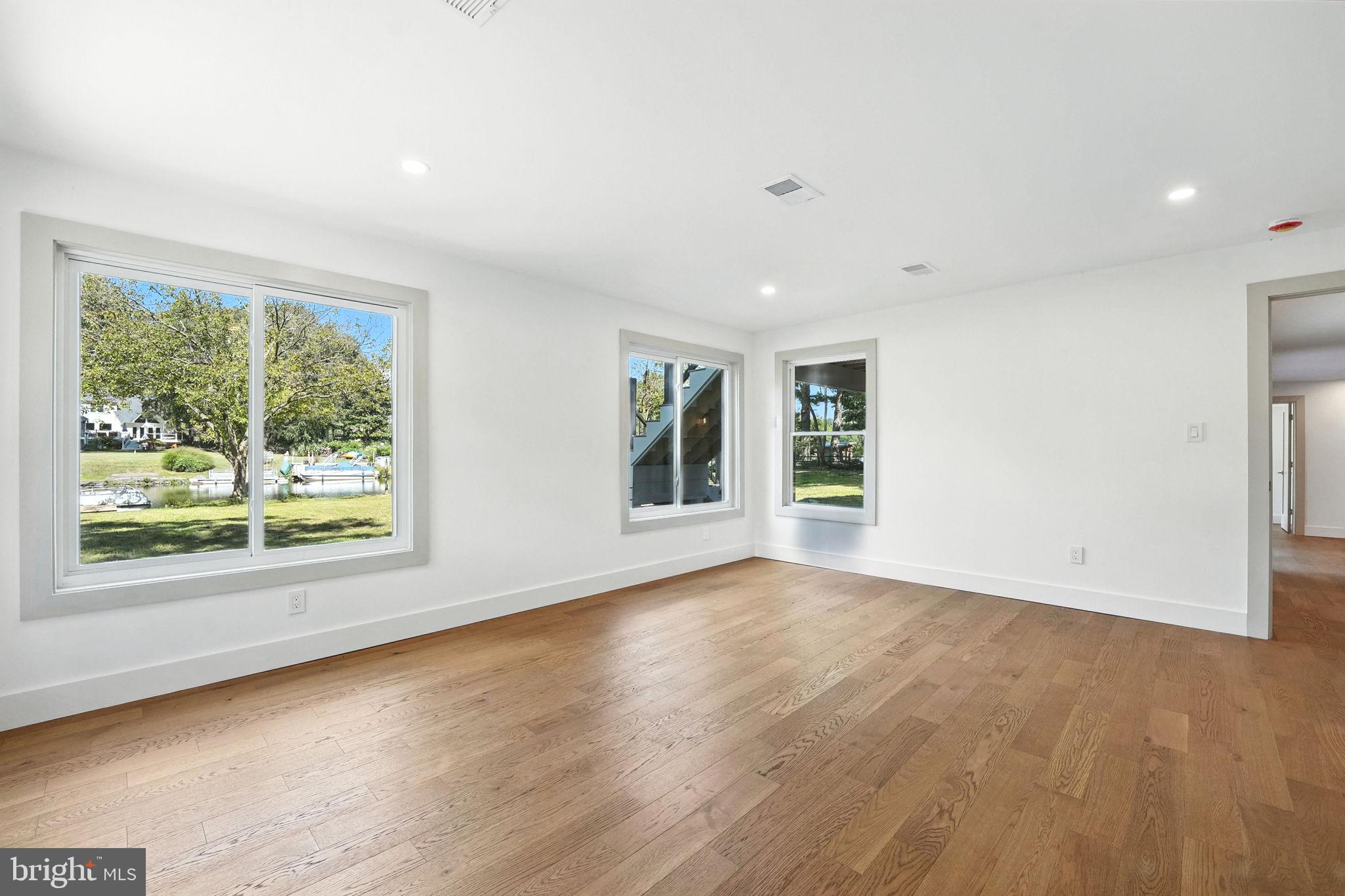 LAKE BARCROFT - Residential