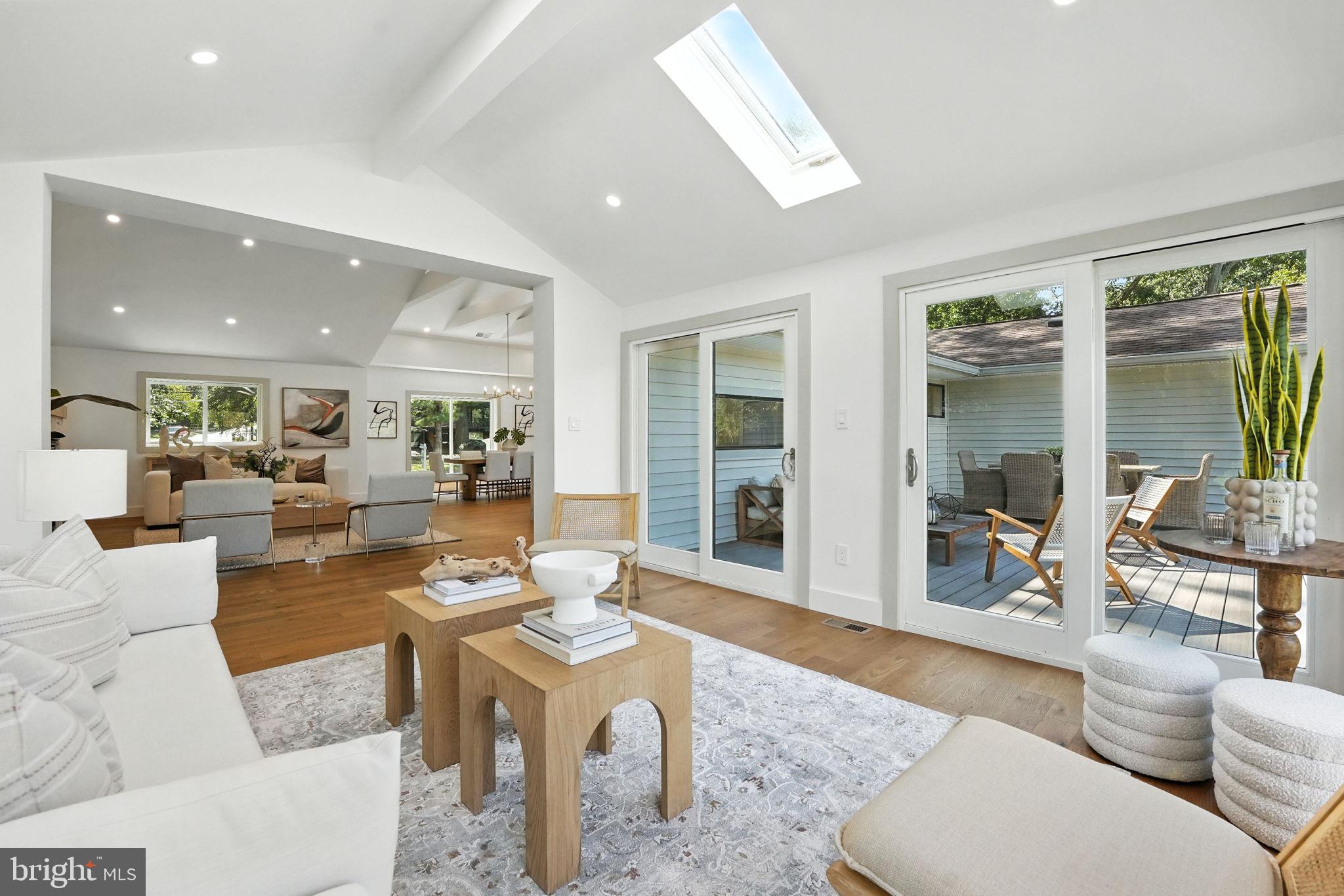 LAKE BARCROFT - Residential