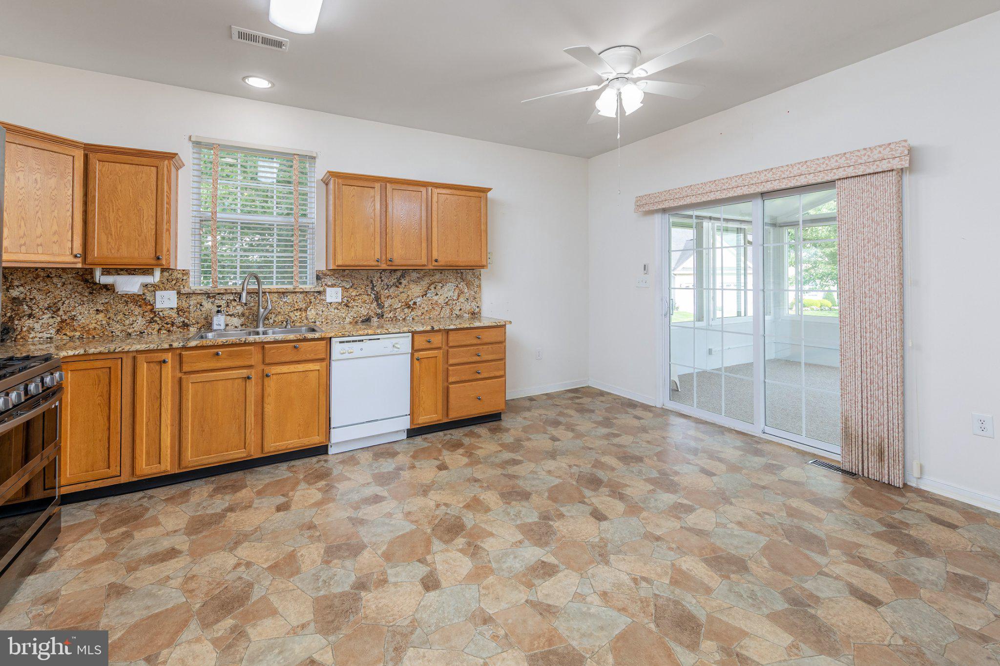 607 HIDDEN OAKS DRIVE